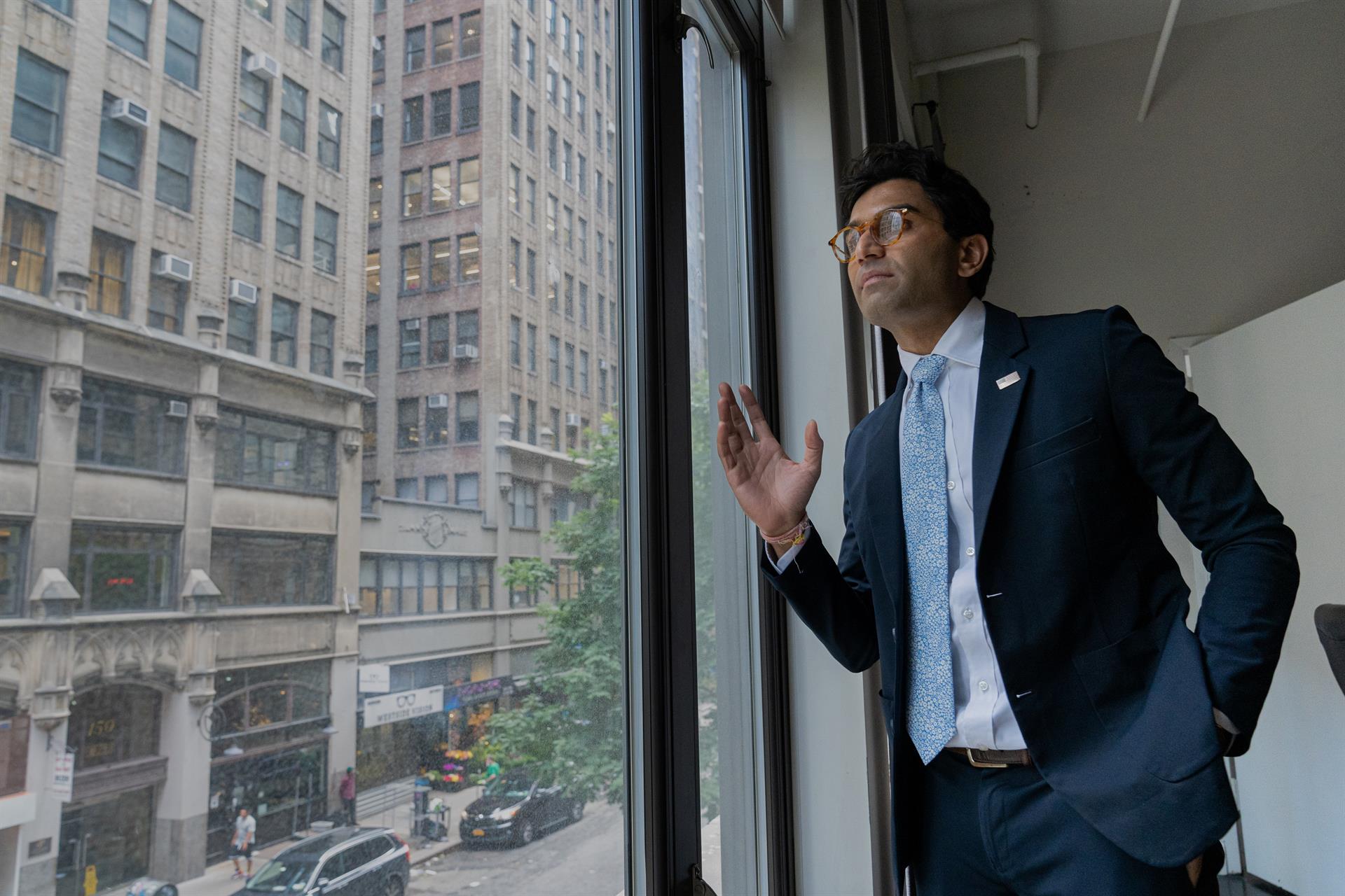 El abogado y empresario Suraj Patel, candidato demócrata al distrito congresional 12 de Nueva York, posa durante una entrevista con Efe el 20 de julio de 2022, en Nueva York (EE.UU.). EFE/ Ángel Colmenares
