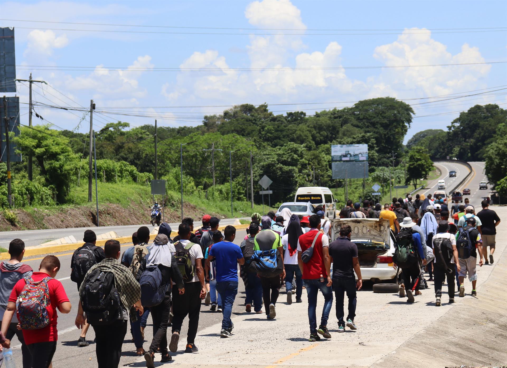 Cientos de migrantes caminan, hoy, en la ciudad de Tapachula, en Chiapas (México). EFE/Juan Manuel Blanco
