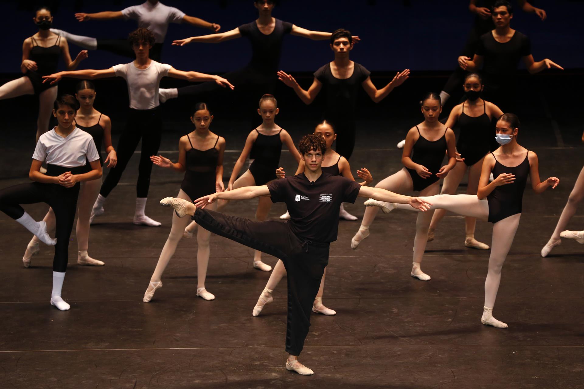 El bailarín mexicano Isaac Hernández imparte una clase a estudiantes de ballet hoy, en el marco de 