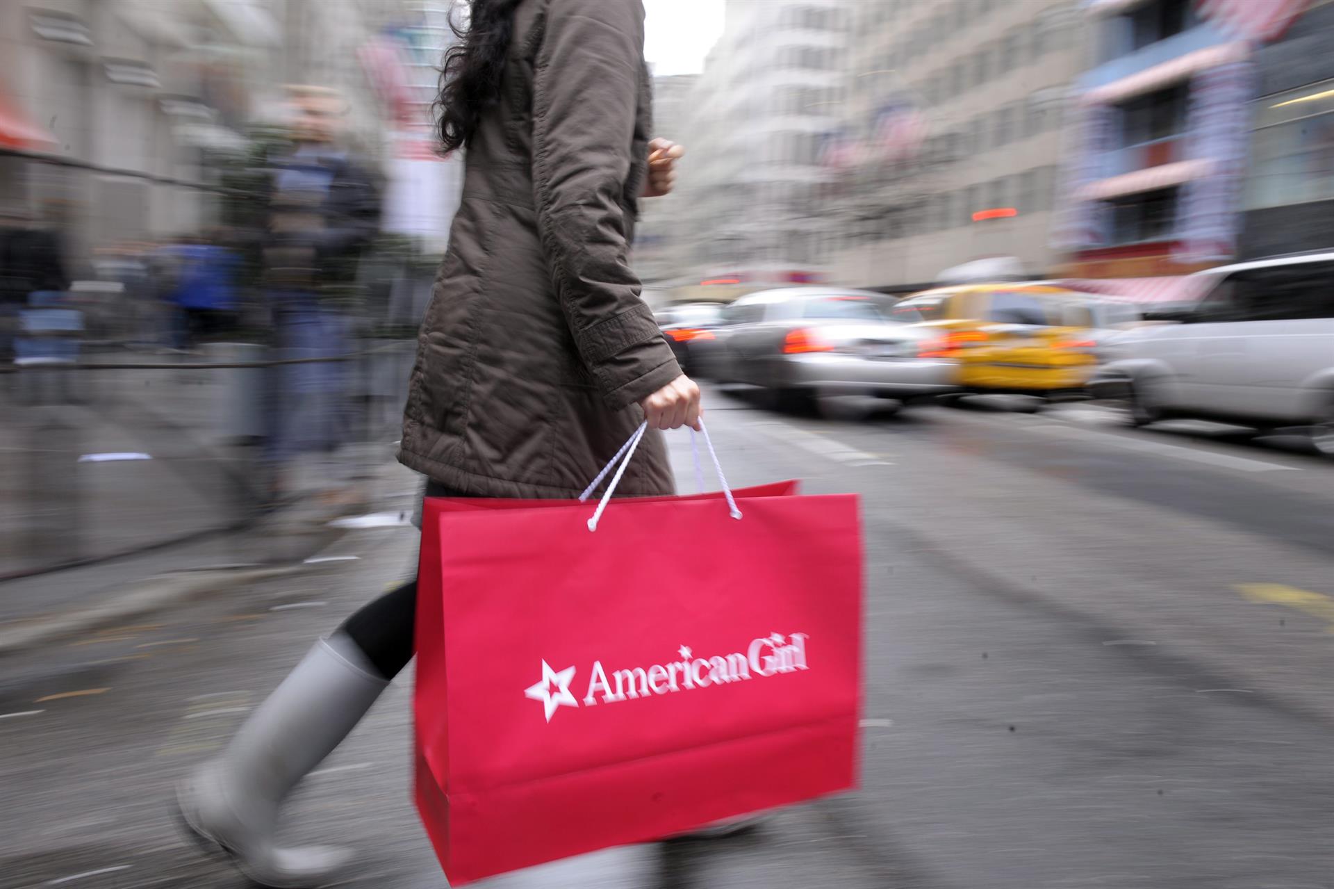 Imagen de archivo de una mujer cargando una bolsa luego de realizar una compra en Nueva York (EEUU). EFE/ANDREW GOMBERT
