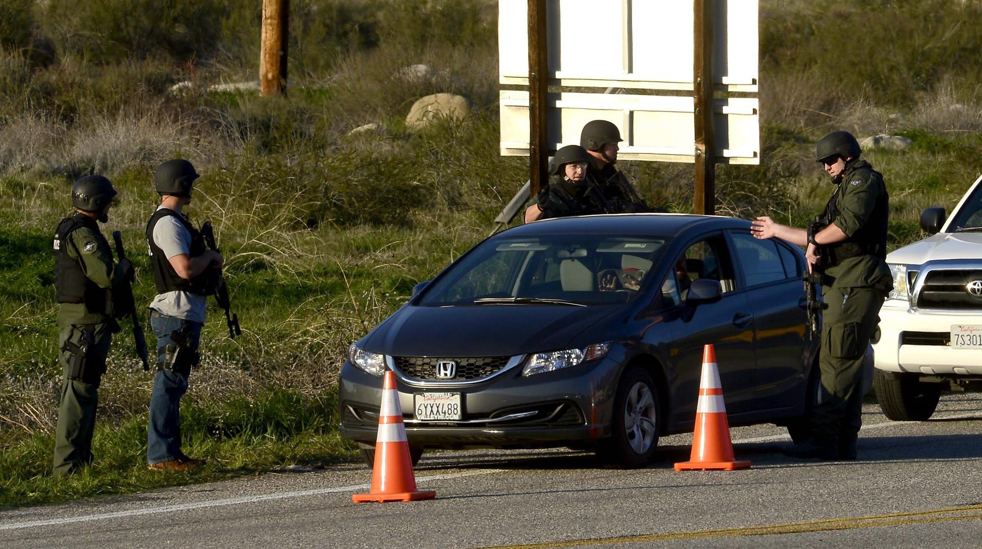 Policías participan en la persecución de un expolicía prófugo de la justicia, en la zona de Big Bear, California (EEUU). Imagen de archivo. EFE/MICHAEL NELSON
