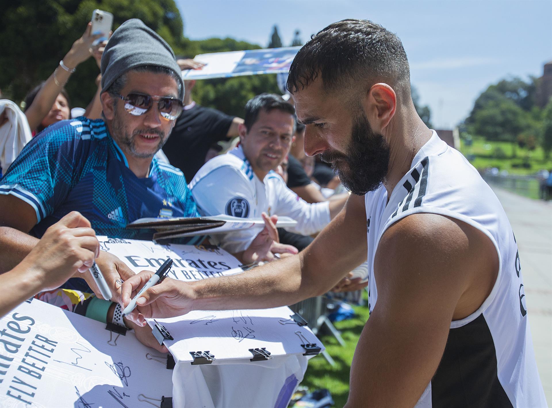 Karim Benzema, capitán del Real Madrid, firma autógrafos a los aficionados tras el entrenamiento en la Univerisdad de California Los Ángeles (UCLA). EFE/Javier Rojas
