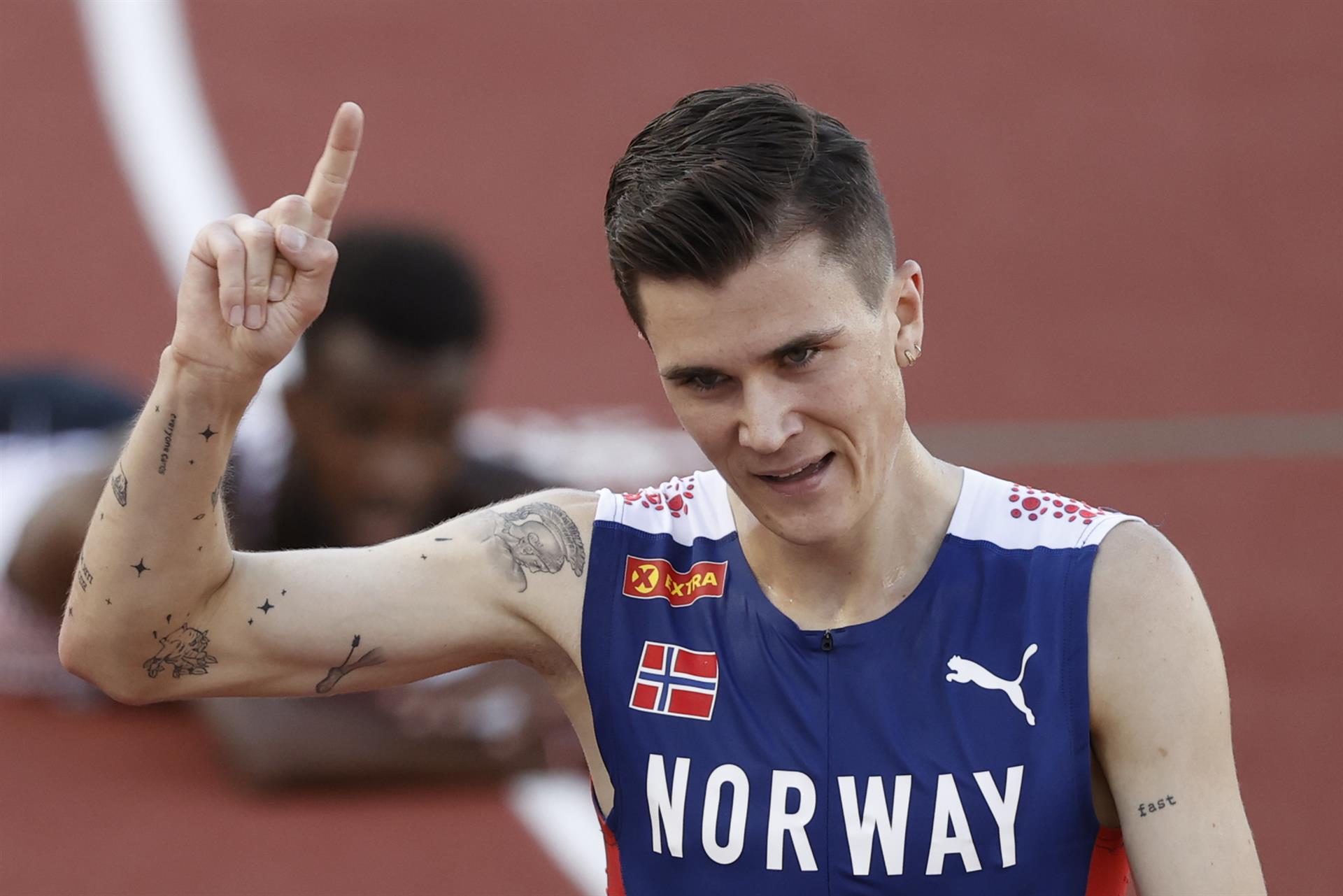 El noruego Jakob Ingebrigtsen celebra al ganar la final de 500m masculino hoy, en los Campeonatos Mundiales de Atletismo en Hayward Field en Eugene (EE.UU.). EFE/ Kai Försterling
