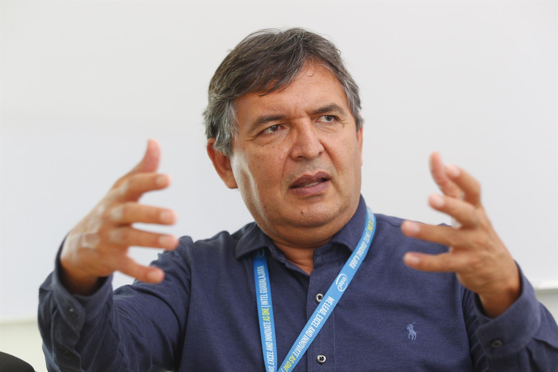 El gerente general de Intel Centro de Diseño Guadalajara (GDC), Jesús Palomino, habla durante una conferencia el 8 de julio de 2022 en Zapopan, estado de Jalisco (México). EFE/ Francisco Guasco
