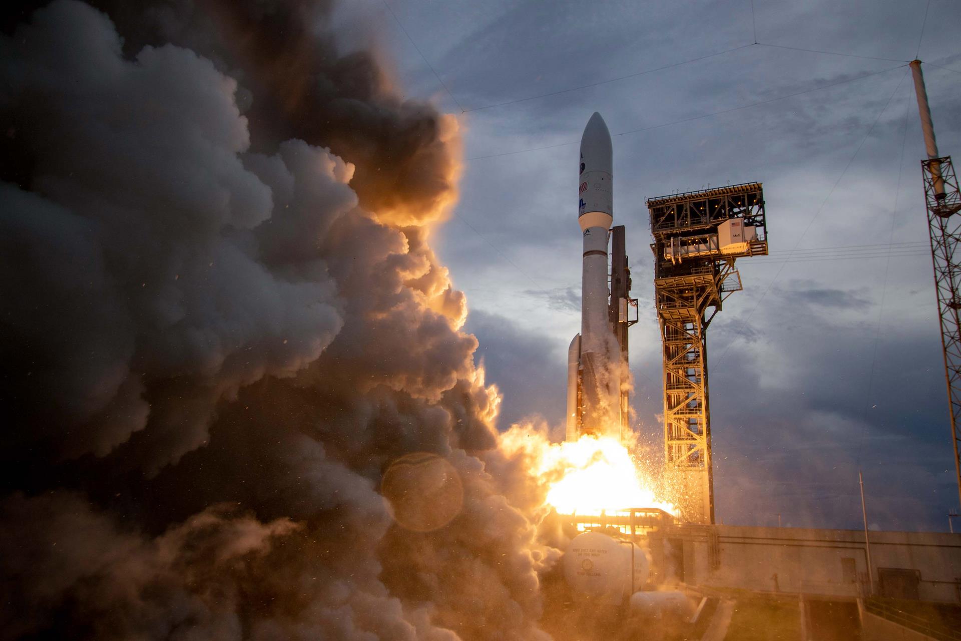 Fotografía cedida por la empresa aeroespacial United Launch Alliance (ULA) donde se aprecia el cohete Atlas V mientras despega hoy desde el Complejo de Lanzamiento 41 de la estación espacial de Cabo Cañaveral, Florida. EFE/Jeff Spotts/ULA /SOLO USO EDITORIAL /NO VENTAS /SOLO DISPONIBLE PARA ILUSTRAR LA NOTICIA QUE ACOMPAÑA /CRÉDITO OBLIGATORIO
