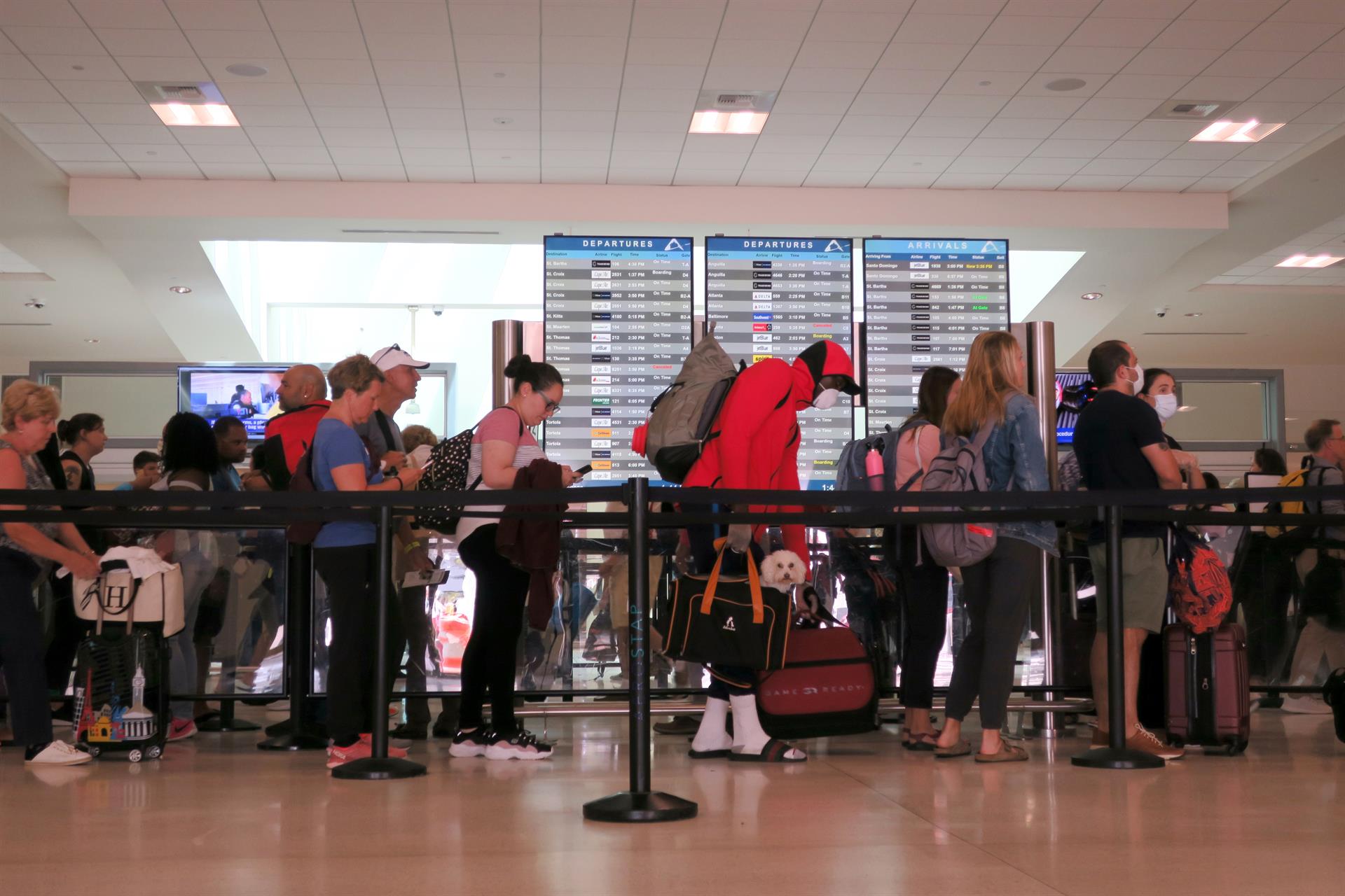Fotografía de archivo de unas personas que esperan su turno en fila en el Aeropuerto Internacional Luis Muñoz Marín en San Juan, Puerto Rico. EFE/Jorge Muñiz
