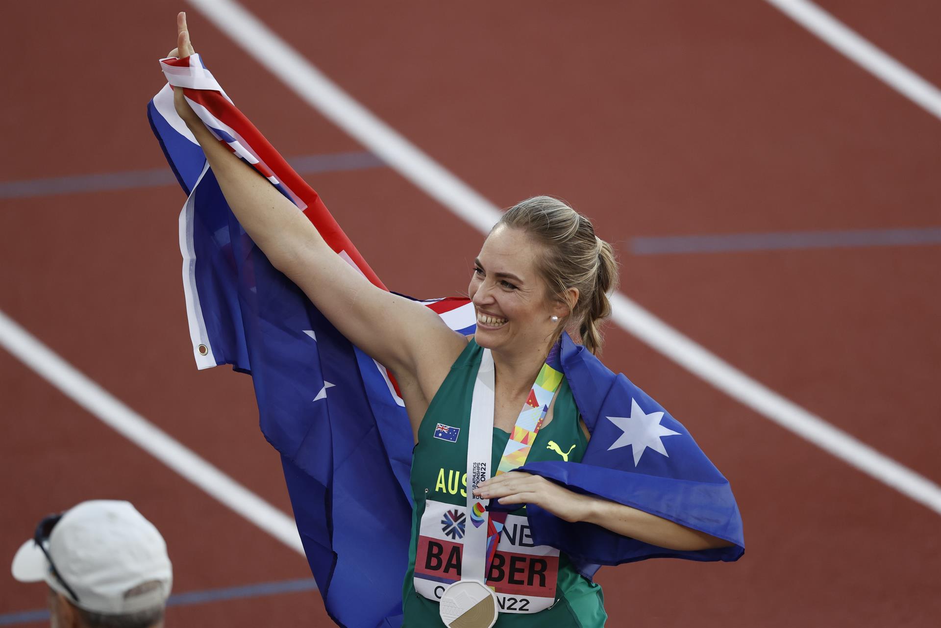 La australiana Kelsey-Lee Barber celebra su medalla de oro en la final de lanzamiento de javalina femenino hoy, en los Campeonatos mundiales de atletismo que se realizan en el estadio Hayward Field en Eugene (EE.UU.). EFE/ Kai Forsterling
