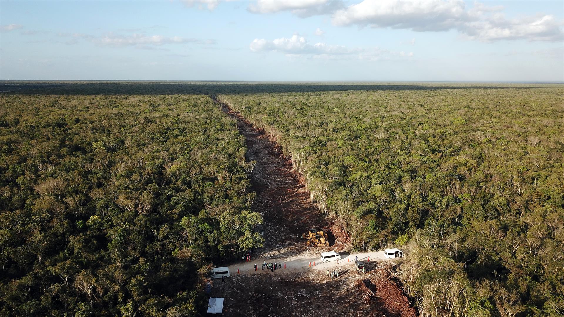 Fotografía aérea tomada con un dron que muestra el impacto de las obras de construcción del tramo 5 del Tren Maya en Playa del Carmen, estado de Quintana Roo (México). Imagen de archivo. EFE/Lourdes Cruz
