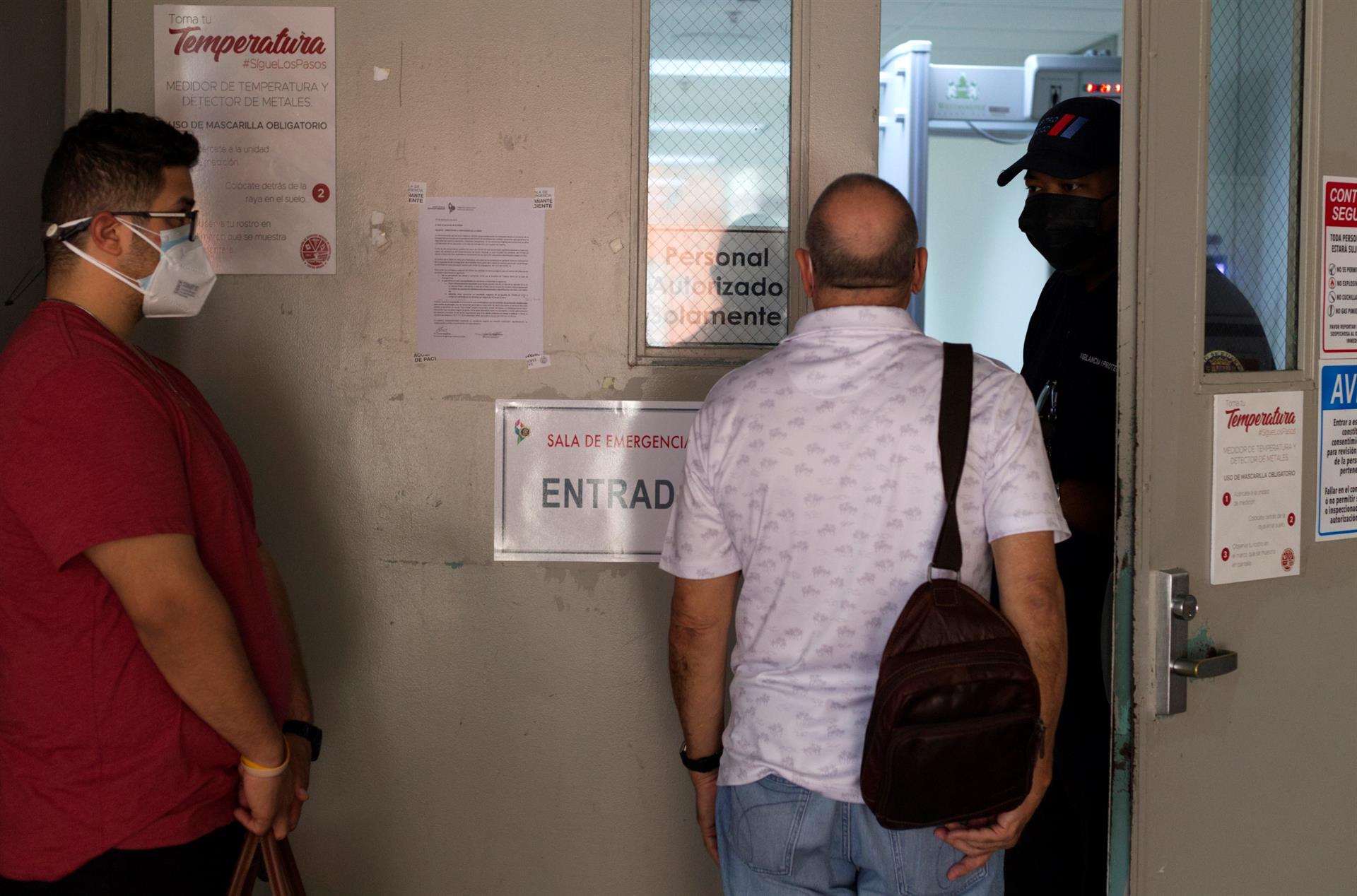 Fotografía de archivo de varias personas que esperan su turno para ingresar al Hospital Centro Médico en San Juan (Puerto Rico). EFE/Thais Llorca
