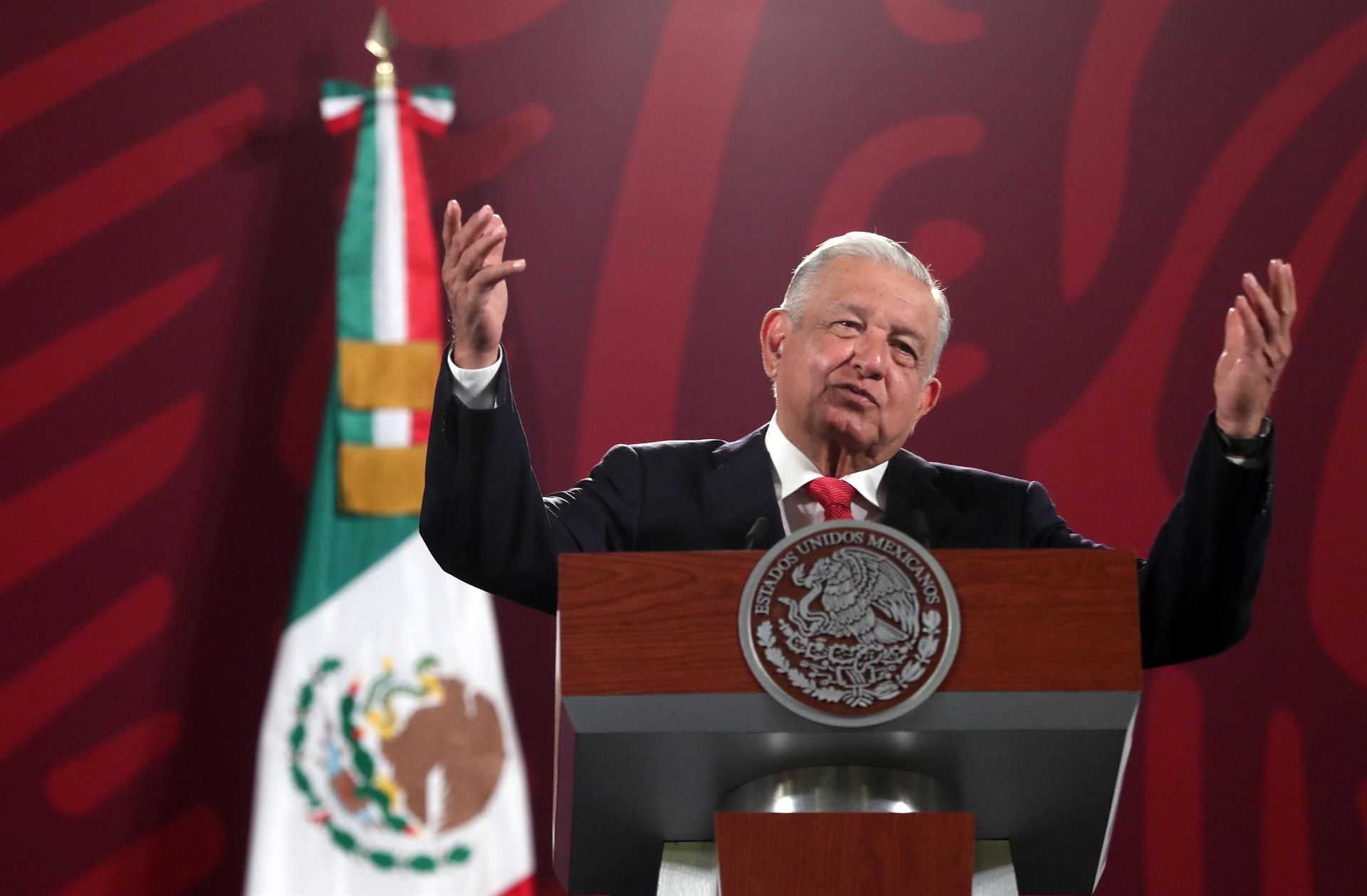 El presidente mexicano, Andrés Manuel López Obrador, habla hoy durante una conferencia de prensa en el Palacio Nacional de la Ciudad de México (México). EFE/Sáshenka Gutiérrez
