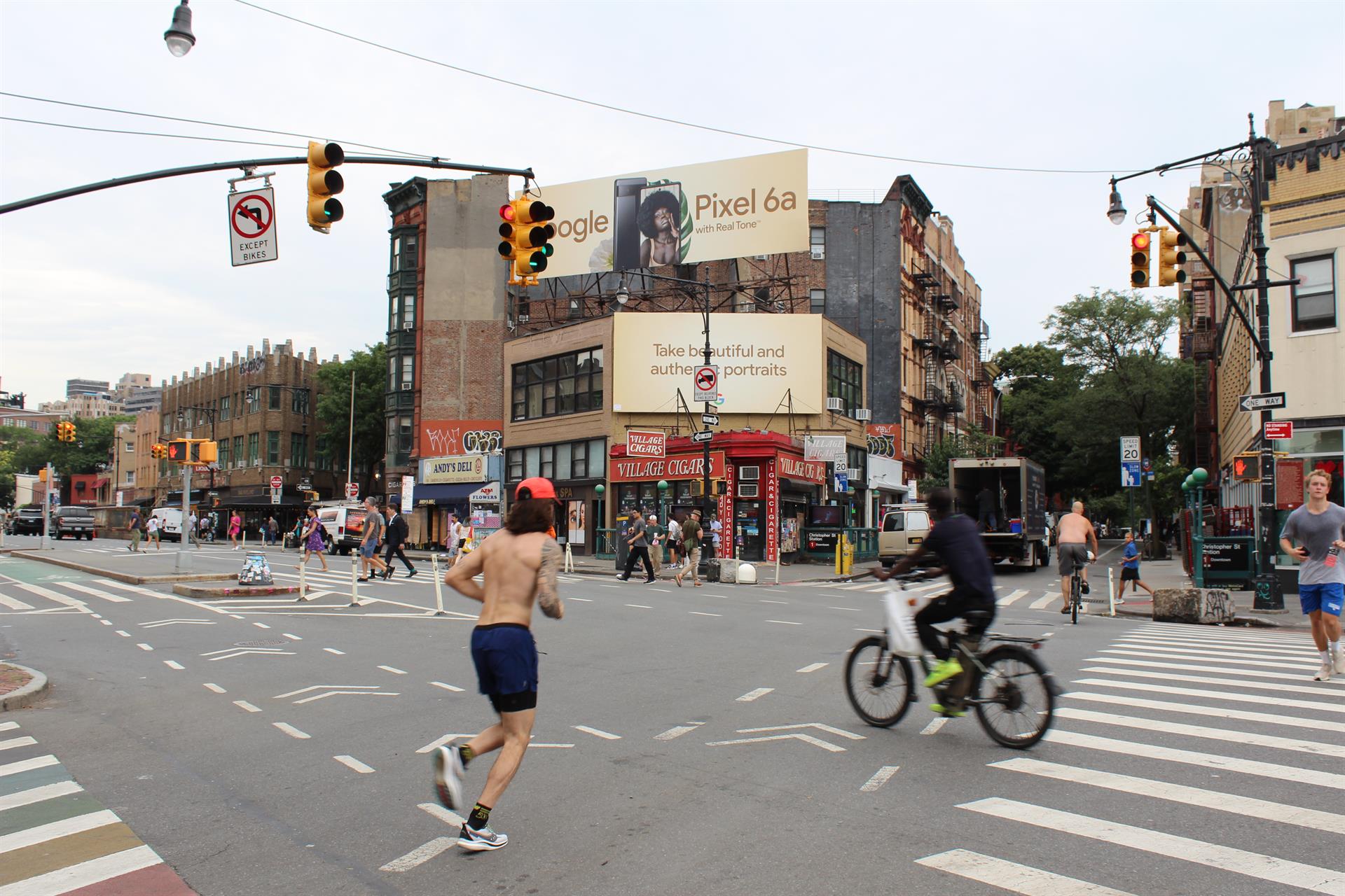 Personas transitan en el cruce entre 7ma Avenida y calle Cristopher, donde está ubicado el icónico triangulo Hess, el 30 de julio de 2022 en el barrio de Greenwich Village en Nueva York (EE.UU). EFE/ Sarah Yáñez-Richards
