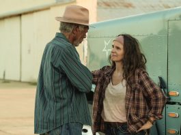 Juliette Binoche, imparable con 58 años, da vida ahora a una chófer de camión Fotograma cedido hoy por Lionsgate donde aparecen Morgan Freeman y Juliette Binoche durante una escena de la película "Paradise Highway", que se estrena en Estados Unidos el 29 de julio. EFE/Lionsgate / Nick Burchell/ SOLO USO EDITORIAL /NO VENTAS /SOLO DISPONIBLE PARA ILUSTRAR LA NOTICIA QUE ACOMPAÑA/CRÉDITO OBLIGATORIO