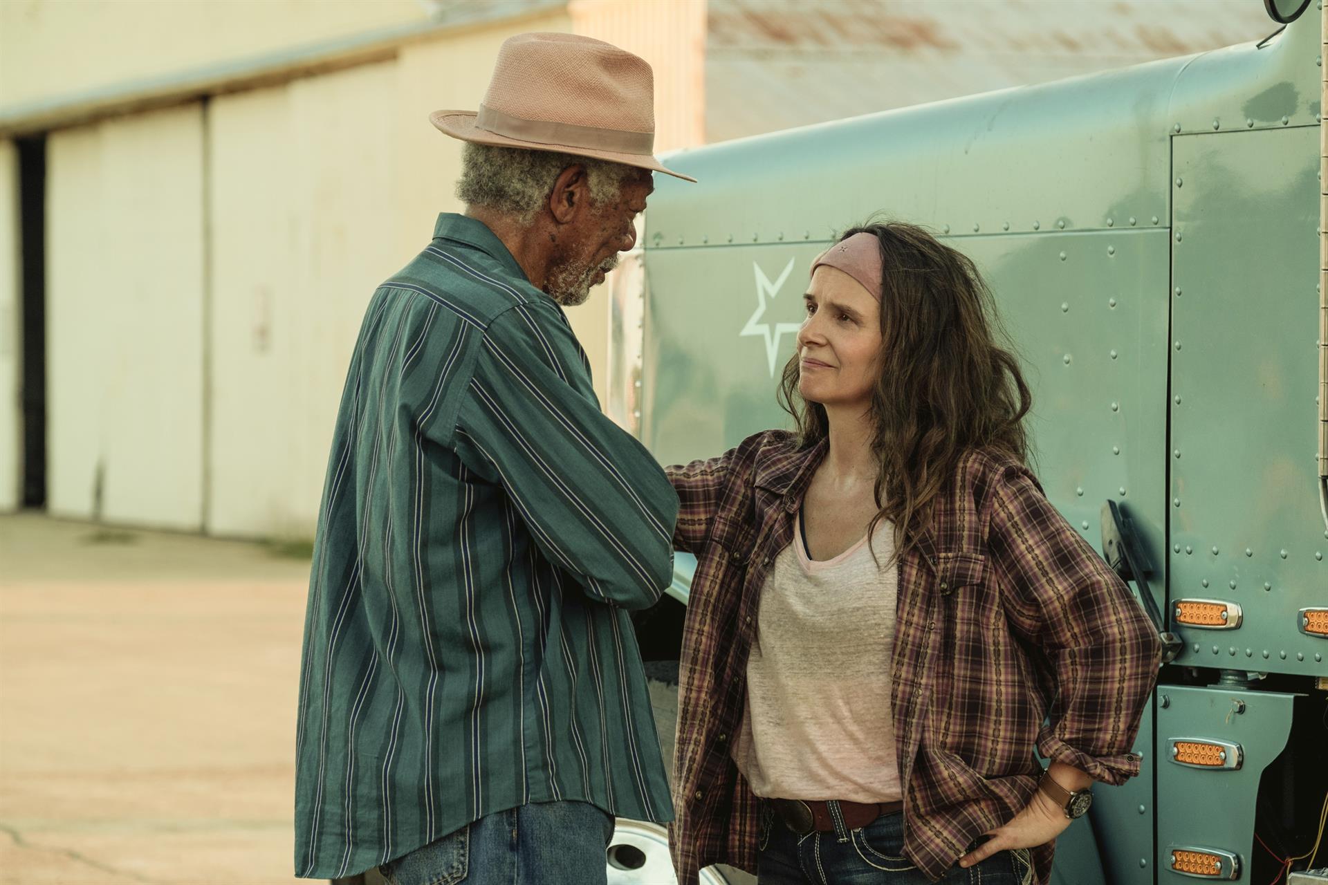 Fotograma cedido hoy por Lionsgate donde aparecen Morgan Freeman y Juliette Binoche durante una escena de la película 