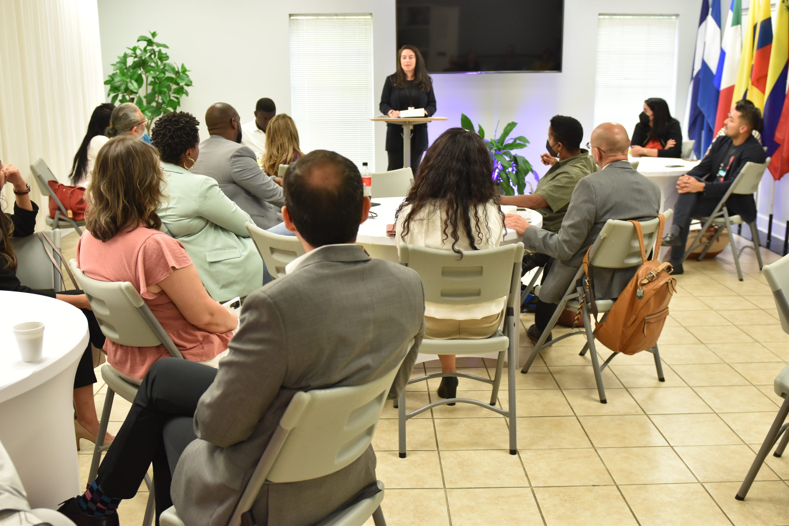 Piden ayuda a la gobernación de NC ante llegada de miles de inmigrantes a Charlotte desde Texas