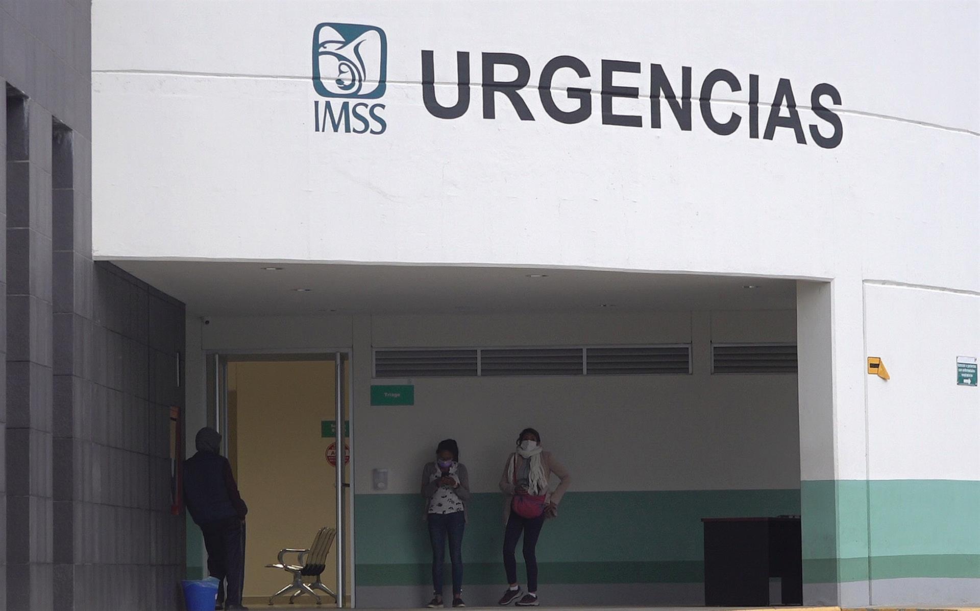 Familiares de pacientes infectados por covid-19 esperan información en el Hospital Regional del Instituto Mexicano del Seguro Social (IMSS), en el municipio de Tlaxiaco, estado de Oaxaca (México). Imagen de archivo. EFE/ Daniel Ricardez
