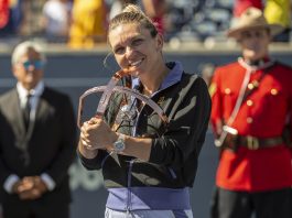 La tenista rumana Simona Halep fue registrada este domingo al abrazar el trofeo de campeona del torneo WTA 1.000 de Toronto, tras derrotar en la final del torneo a la brasileña Beatriz Haddad Maia, en Toronto (Canadá). EFE/Eduardo Lima
