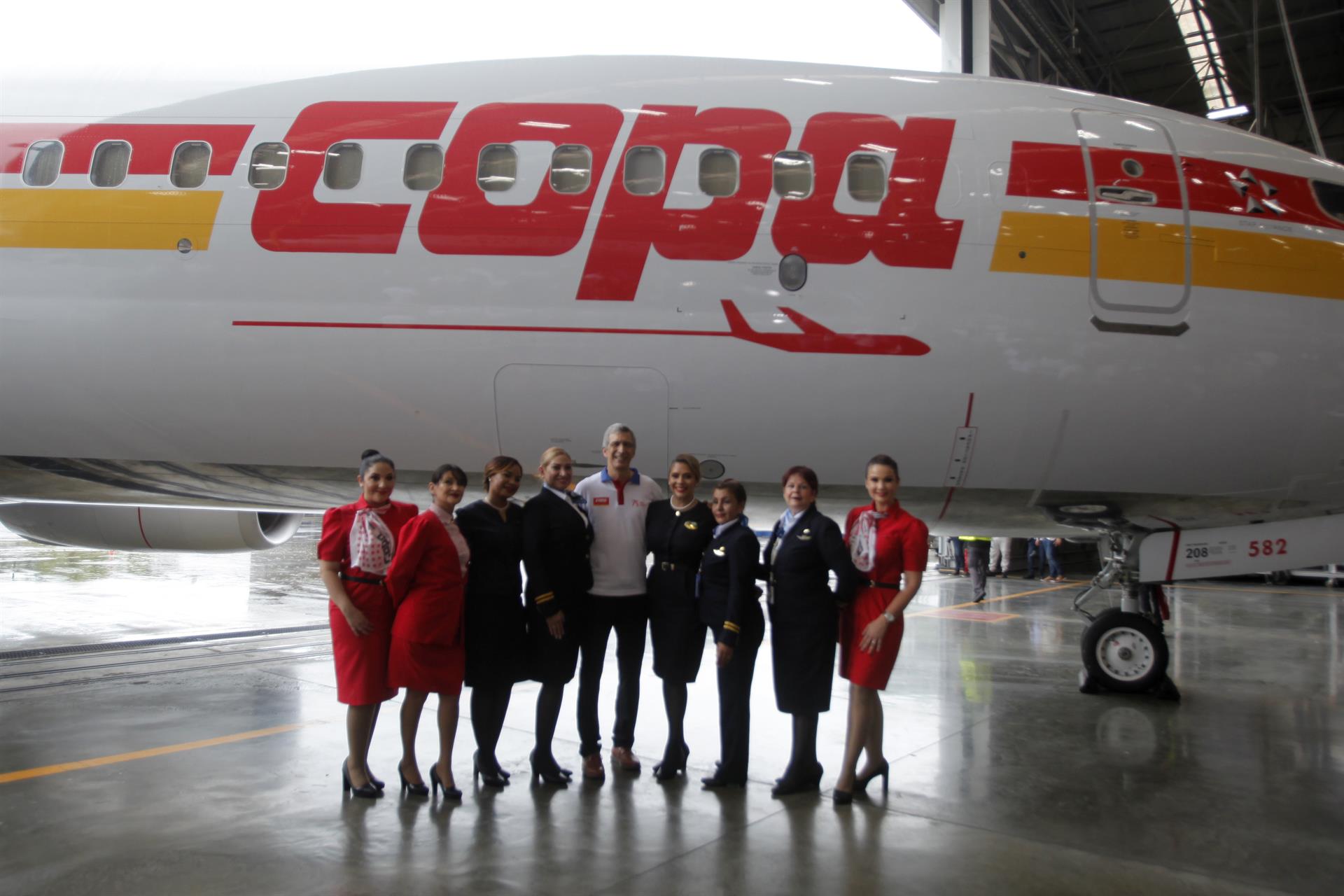 Trabajadores de Copa Airlines posan hoy, durante el 75 aniversario de la aerolínea Copa Airlines, en Ciudad de Panamá (Panamá). EFE/Carlos Lemos
