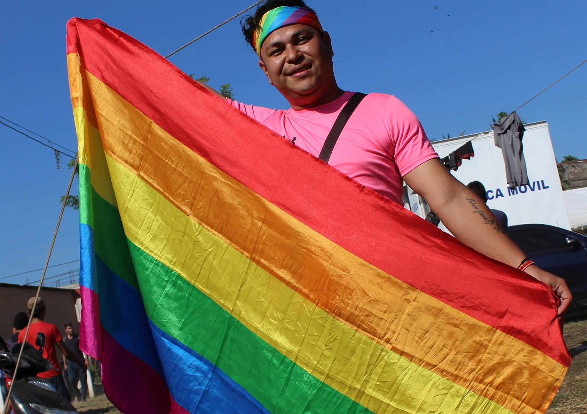 Una persona posa con la bandera de arcoíris, símbolo de la comunidad LGBT. Imagen de archivo. EFE/ Pedro Cortés
