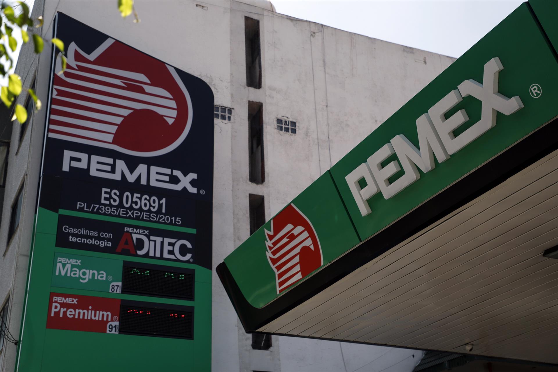 Fotografía de una estación de gasolina de Petróleos Mexicanos (Pemex), hoy, en Ciudad de México (México). EFE/ Isaac Esquivel
