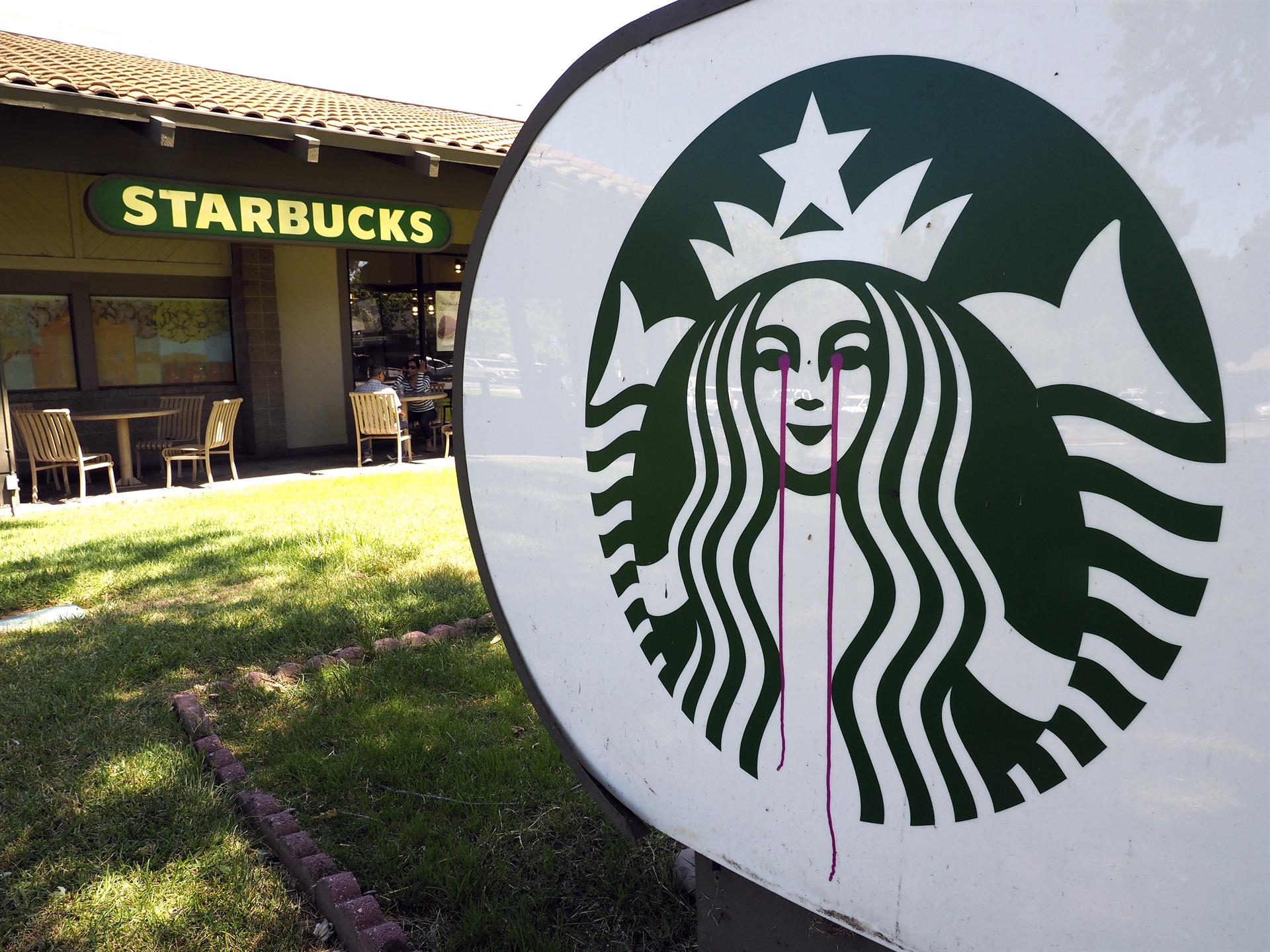 Vista de un establecimiento de la cadena Starbucks en Pleasant Hill, California (EE. UU.). Imagen de archivo. EFE/JOHN G. MABANGLO
