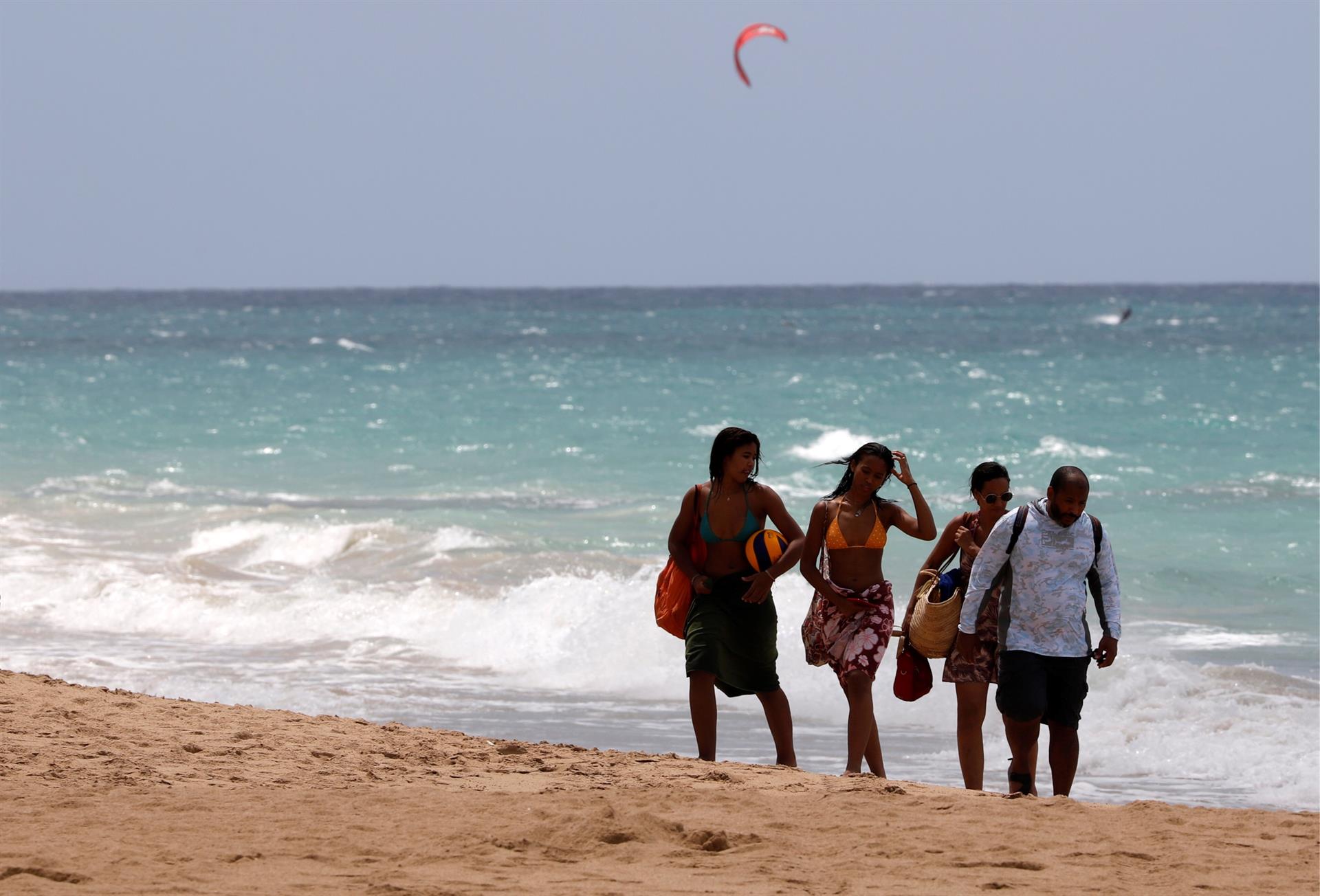 Unas personas caminan en grupo en la playa de San Juan, Puerto Rico. Imagen de archivo. EFE/Thais Llorca

