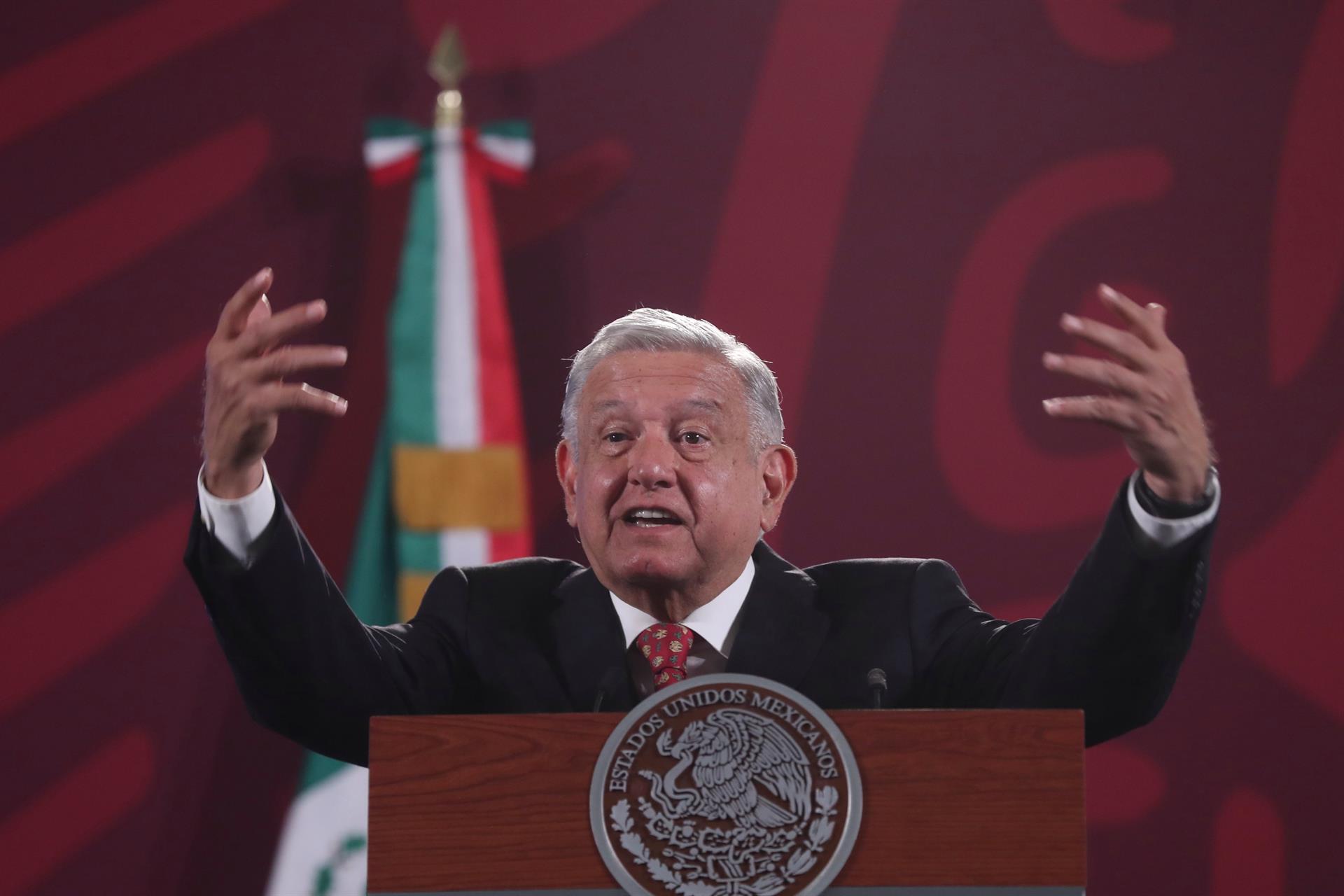 El presidente de México, Andrés Manuel López Obrador, habla durante una rueda de prensa hoy, en el Palacio Nacional, en Ciudad de México (México) . EFE/ Sáshenka Gutiérrez
