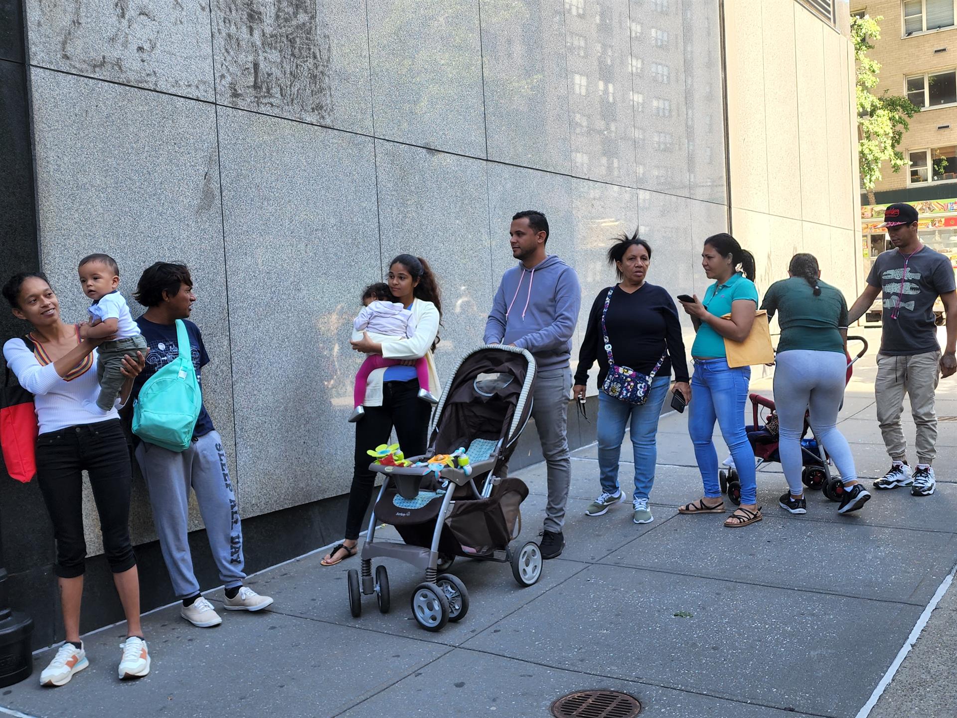 Migrantes venezolanos esperan recibir ayudas por parte de la ONG católica, hoy en Nueva York (EE. UU). EFE/ Javier Otazu
