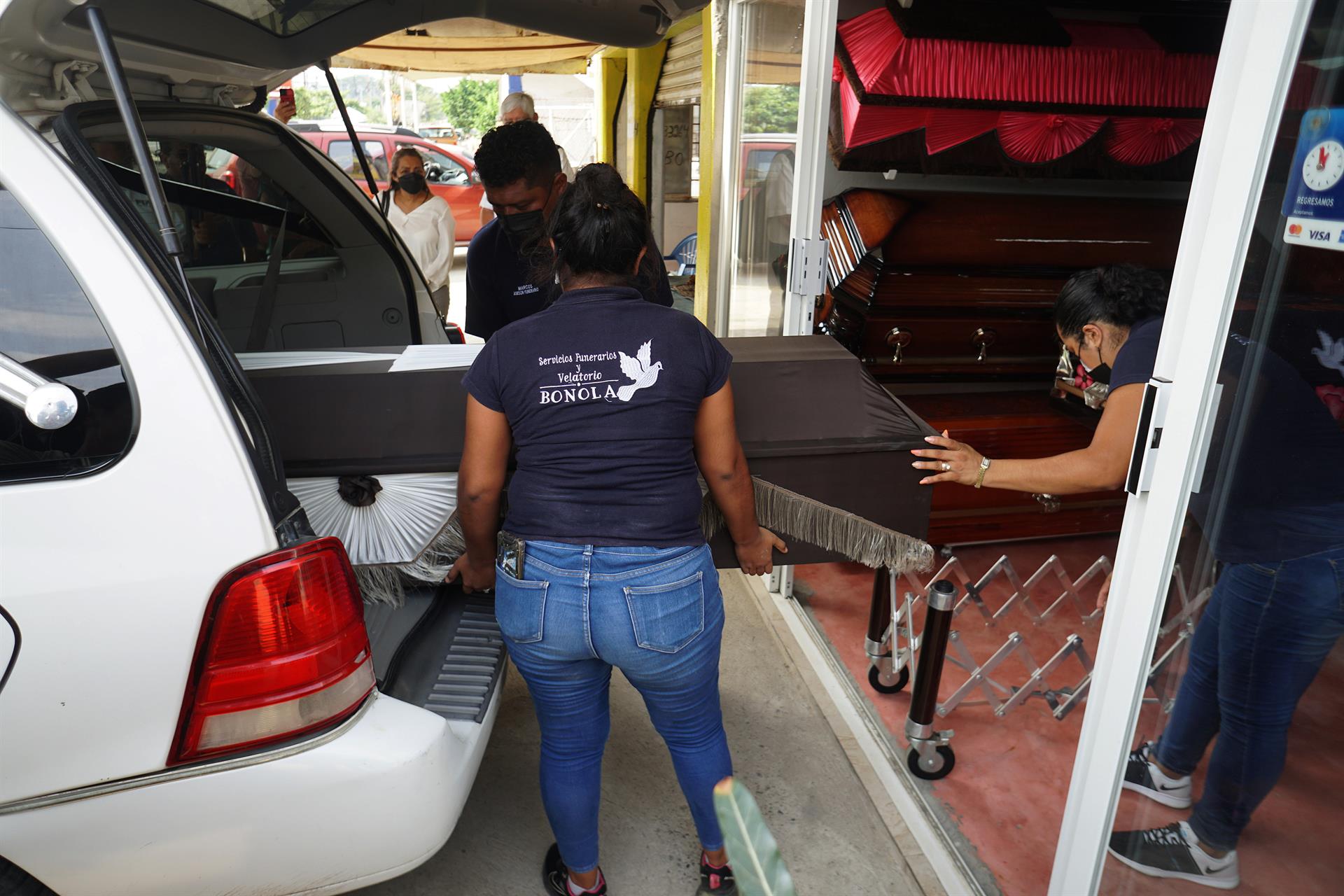 Trabajadores de una funeraria trasladan el cuerpo de Abigail Hay Urrutia, el 23 de agosto de 2022, en Salina Cruz, Oaxaca (México). EFE/ Daniel Ricardez
