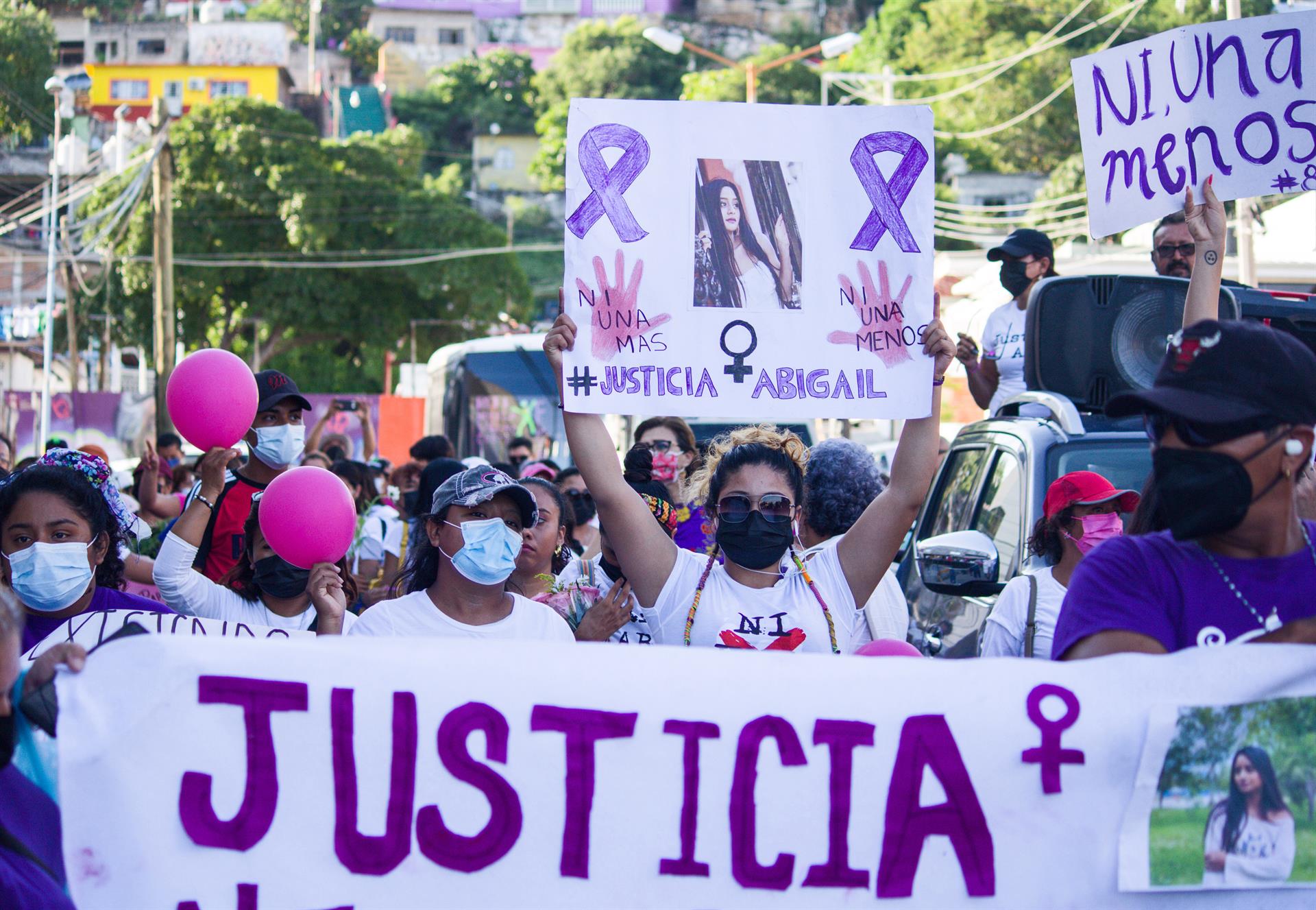 Familiares y amigas de Abigail Hay Urrutia marchan hoy, en el municipio de Salina Cruz, Oaxaca (México). EFE/ Daniel Ricardez

