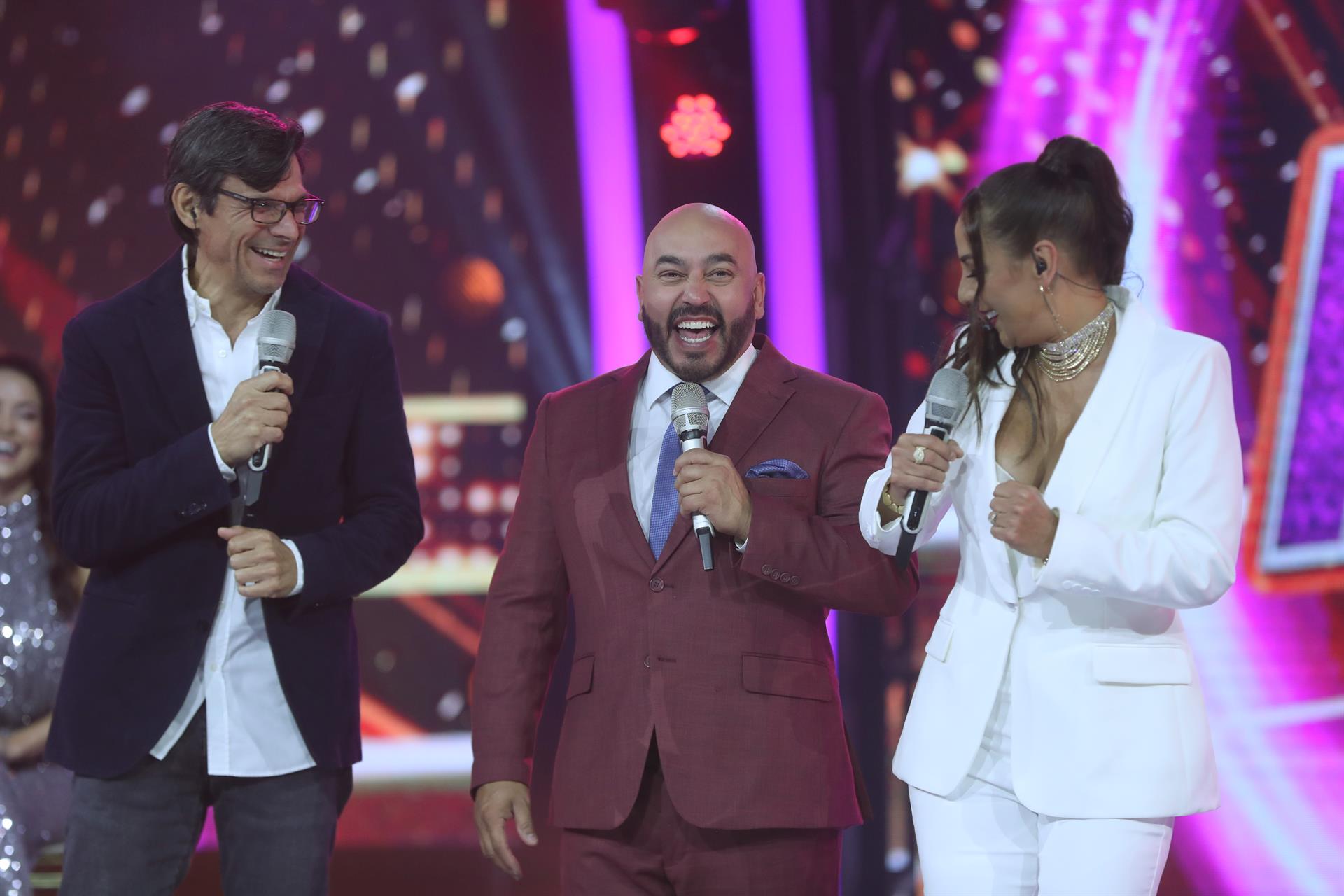 El productor de televisión Rubén Galindo (i), el cantante Lupillo Rivera (c) y la conductora Consuelo Duval (d) participan en la presentación de programa 