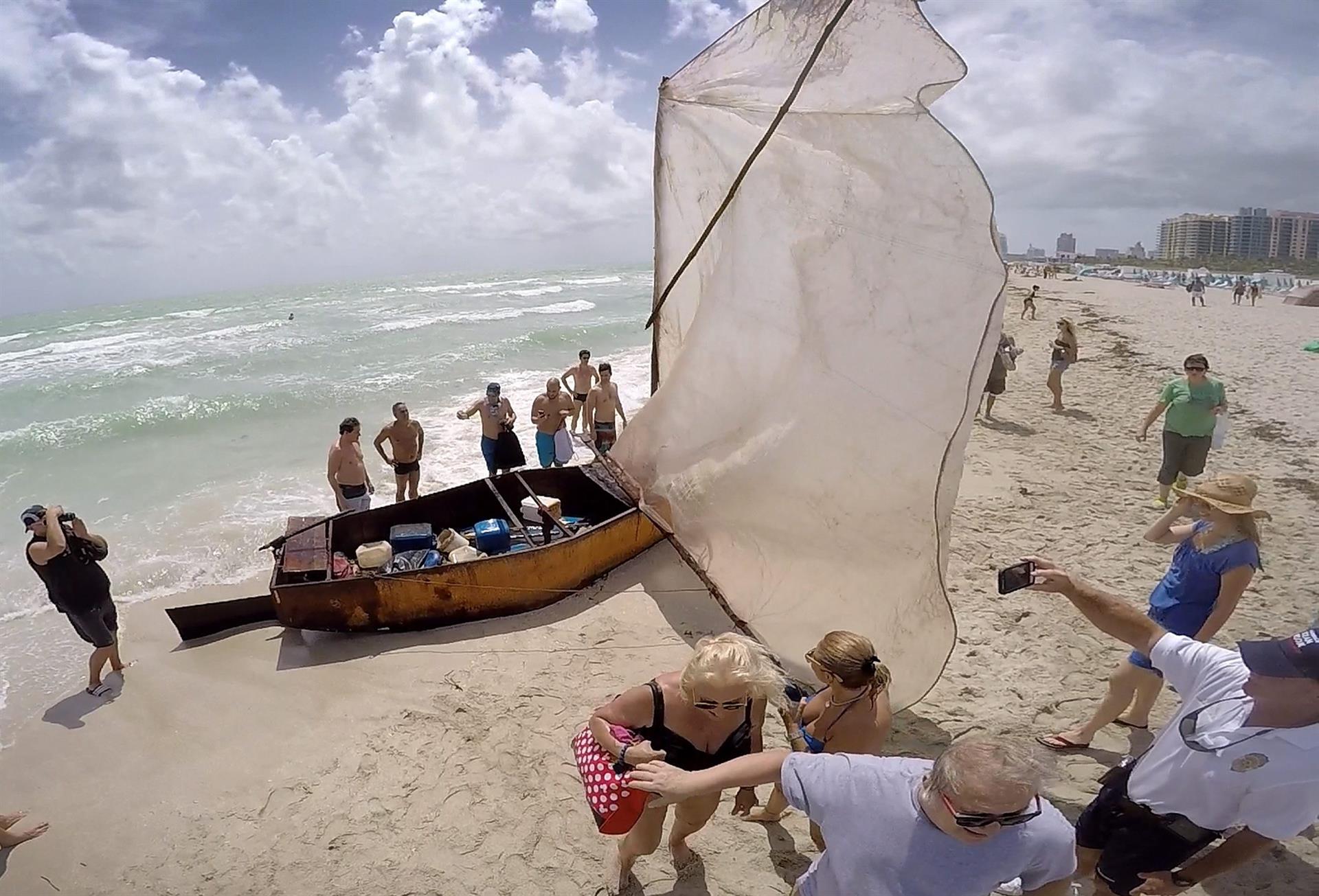 Un grupo de personas se reúne junto a una balsa encontrada en Miami Beach, Florida (EE.UU.). Imagen de archivo. EFE/CRISTOBAL HERRERA
