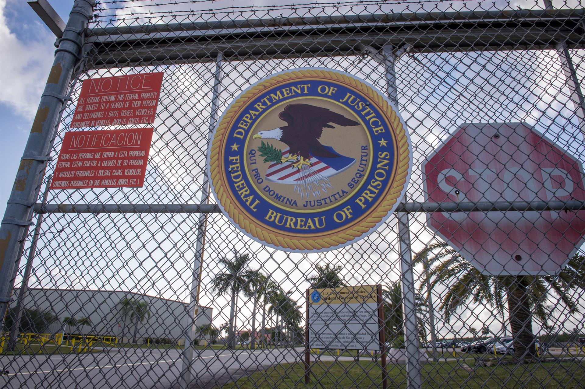 Fotografía de archivo de una vista de la entrada de la Institución Correccional Federal (FCI) de Miami, Florida. EFE/Giorgio Viera
