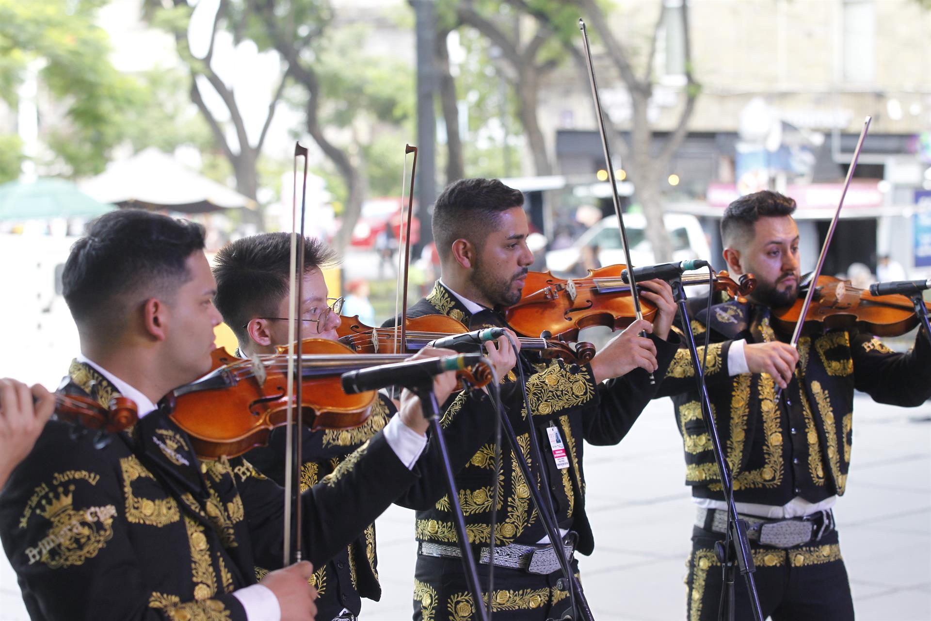 Un grupo de músicos mariachis tocan durante el Encuentro Internacional del Mariachi, hoy, en el centro histórico de Guadalajara, Jalisco (México). EFE/ Francisco Guasco
