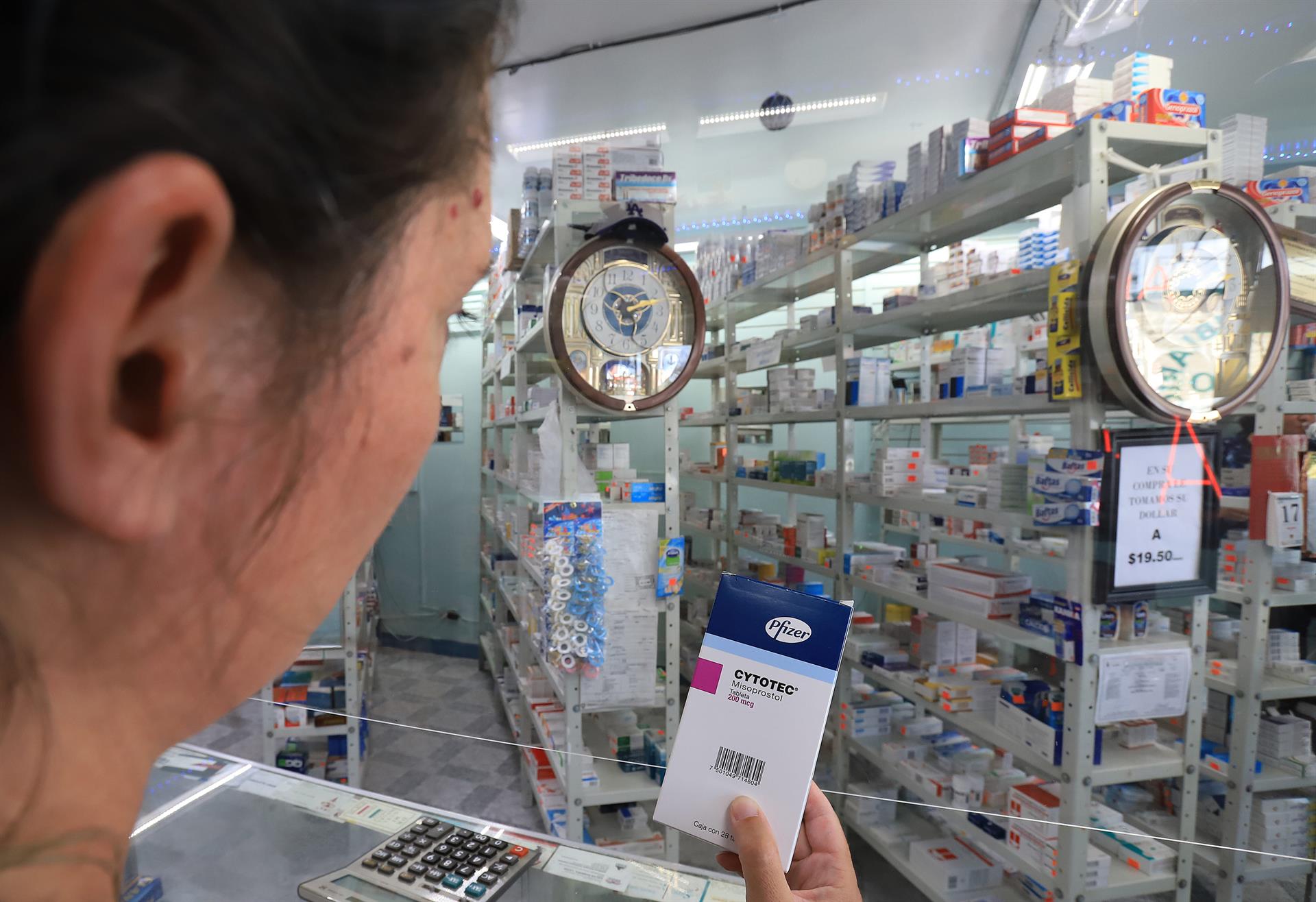 Imagen de archivo que muestra a una mujer comprando medicamento en una farmacia. EFE/ Luis Torres
