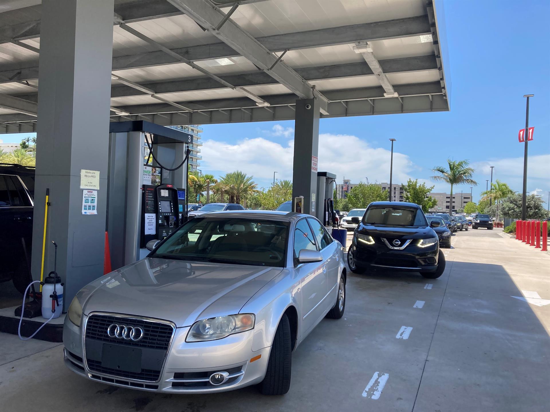 Varios autos esperan una larga fila para abastecerse en una estación de gasolina en Miami, Florida (EEUU). Imagen de archivo. EFE/ Ivonne Malaver

