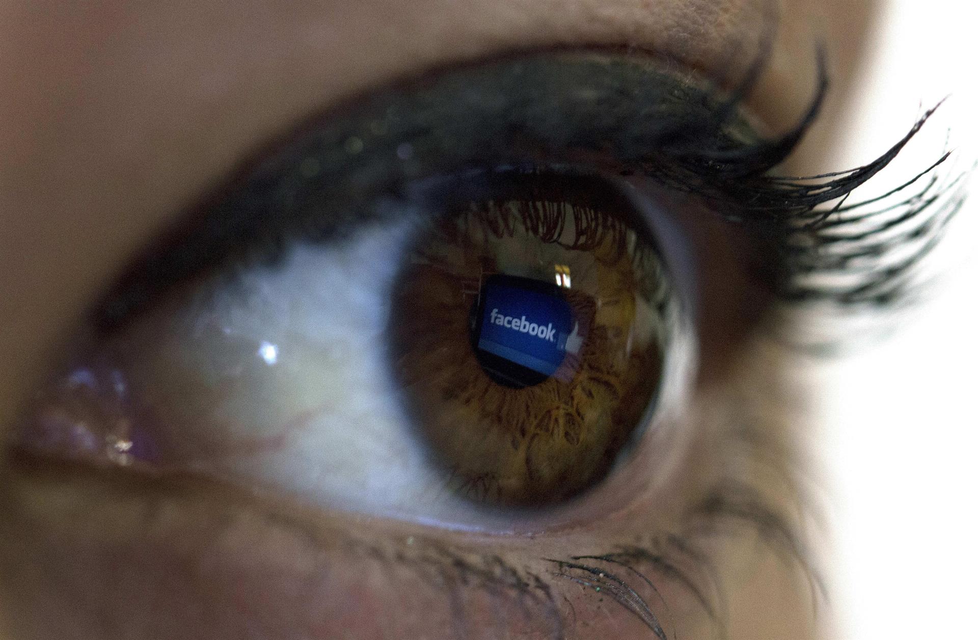 Fotografía de archivo del reflejo en un ojo del logo de la red social Facebook. EFE/Joédson Alves
