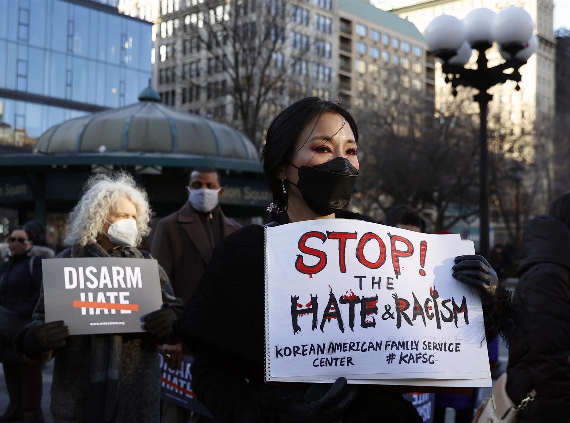 Fotografía de archivo que muestra a personas que sostienen pancartas durante una Vigilia por la Paz en Nueva York (EE.UU.). EFE/ Jason Szenes

