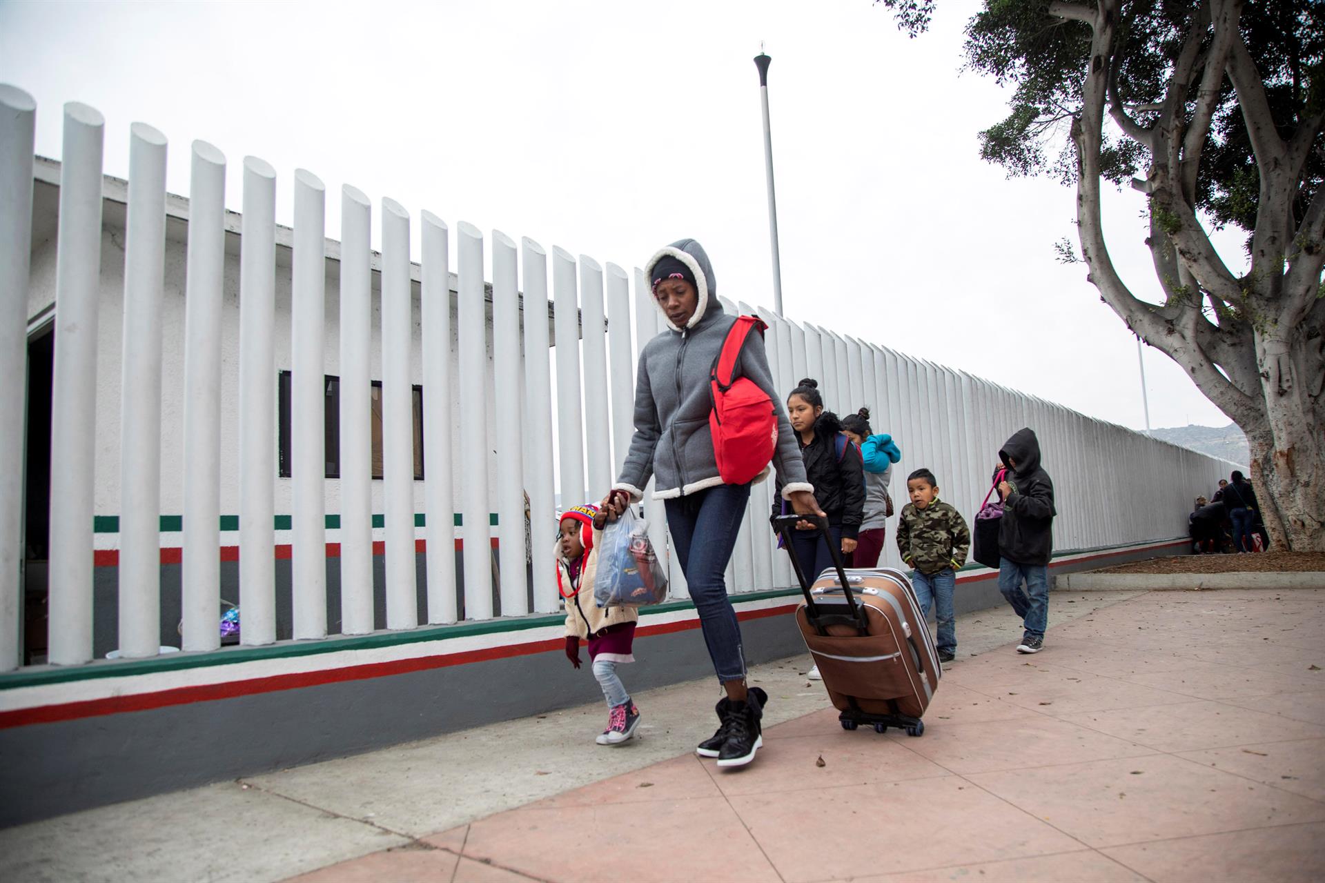 Imagen de archivo que muestra un grupo de migrantes en la frontera de la ciudad de Tijuana. EFE/Alonso Rochin
