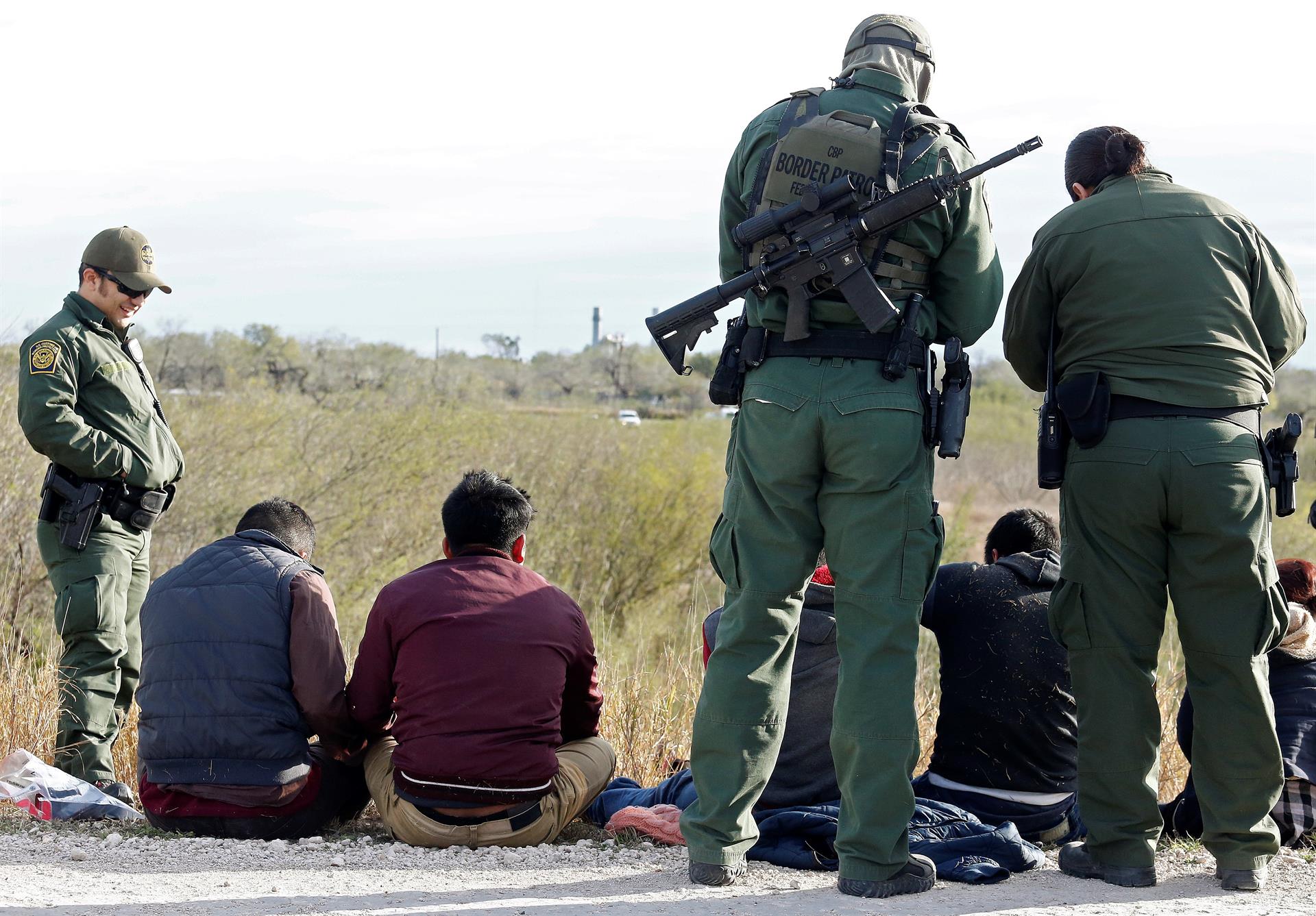 Guardias estadounidenses detienen a inmigrantes mexicanos. Imagen de archivo. EFE/ Erik S. Lesser
