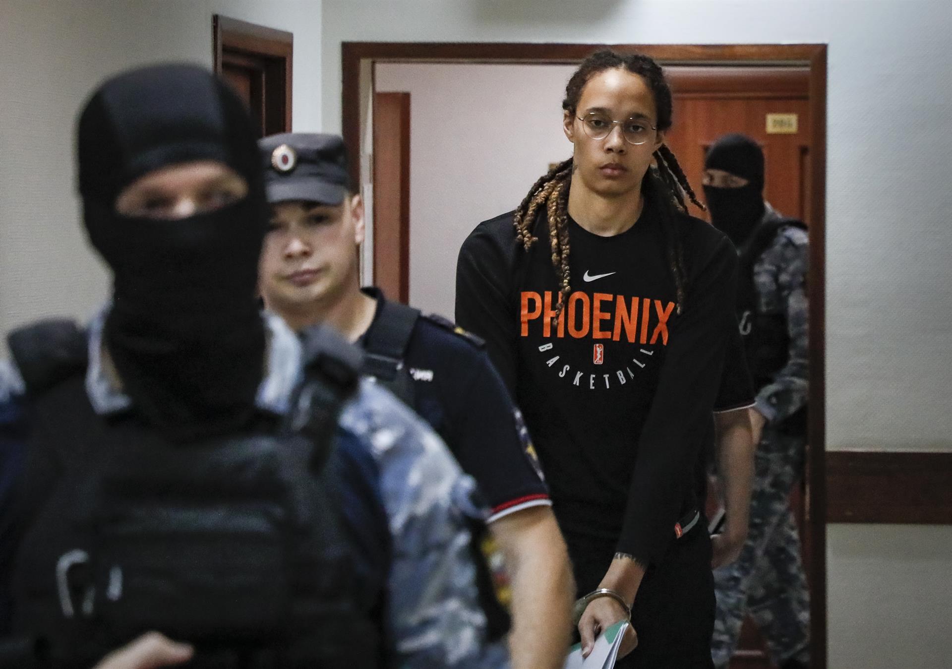 Brittney Griner (2-R), dos veces medallista de oro olímpica y jugadora de Phoenix Mercury de la WNBA, es escoltada a una sala de audiencias en el Tribunal de la ciudad de Khimki en las afueras de Moscú, Rusia, el 27 de Julio de 2022. EFE/EPA/Yuri Kochetkov
