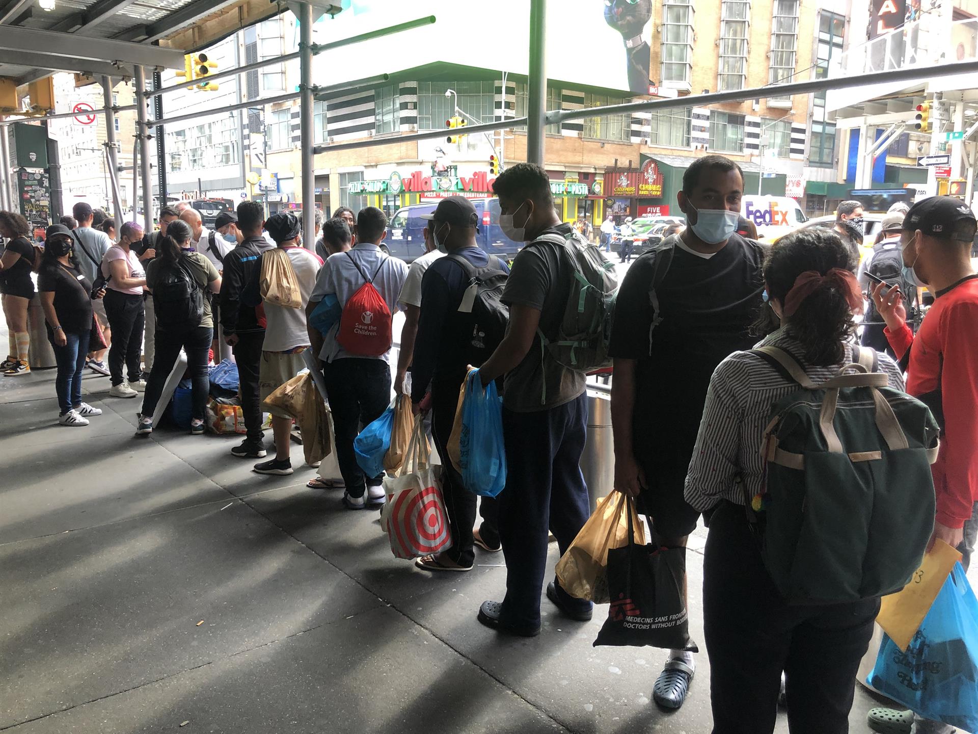 Inmigrantes venezolanos hacen fila a la espera de ser trasladados a refugios proveídos por el estado en Nueva York (Estados Unidos). EFE/ Javier Otazu
