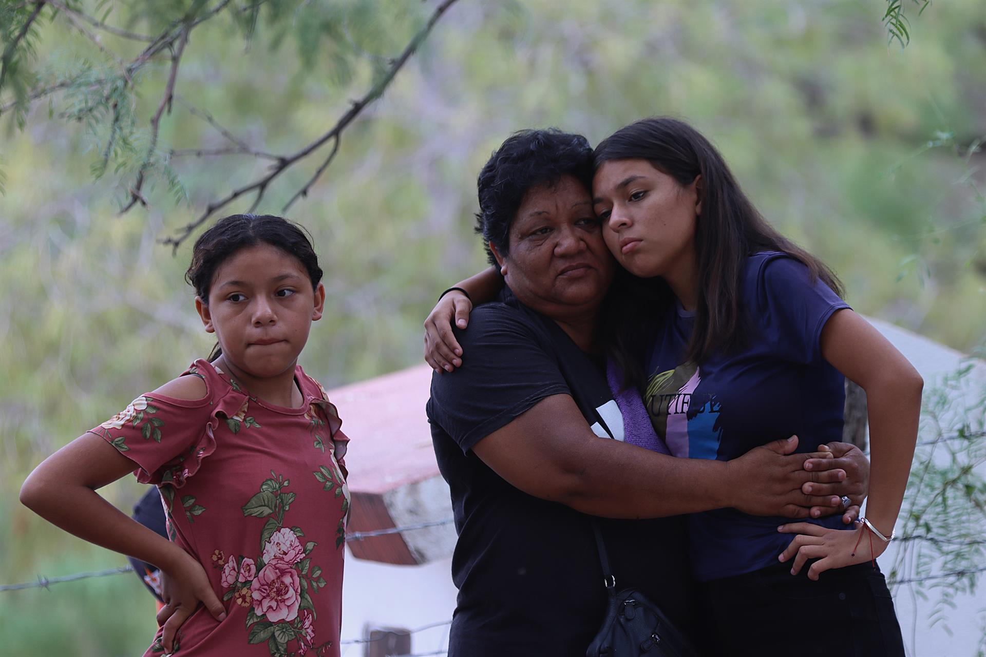 Familiares de los mineros atrapados en un pozo esperan información y el desenlace de los trabajos de rescate hoy, en el municipio de Sabinas, en Coahuila (México). EFE/ Antonio Ojeda
