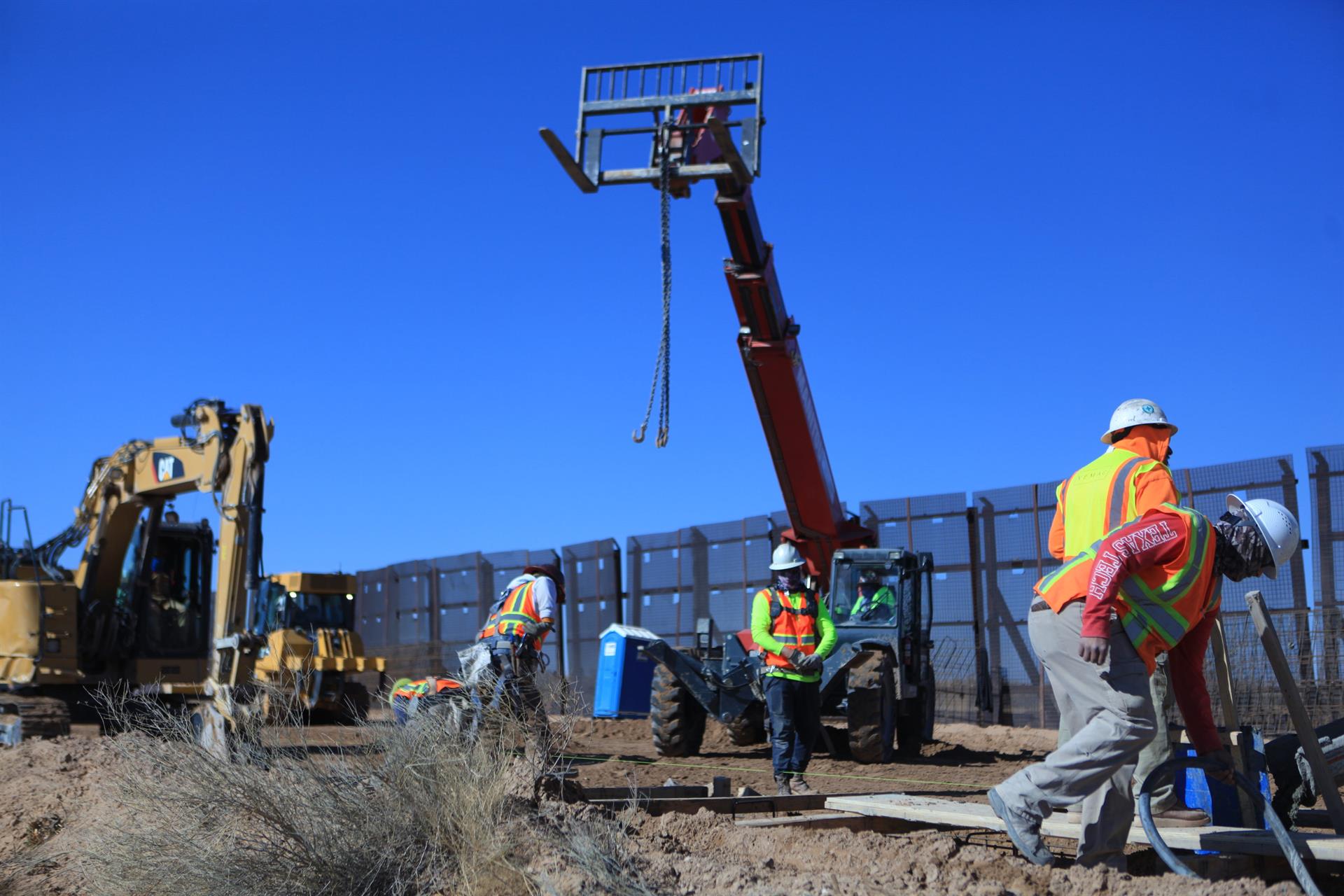 Imagen de archivo que muestra a obreros y maquinaria trabajando en el muro fronterizo en Texas (EEUU). EFE/ Luis Torres
