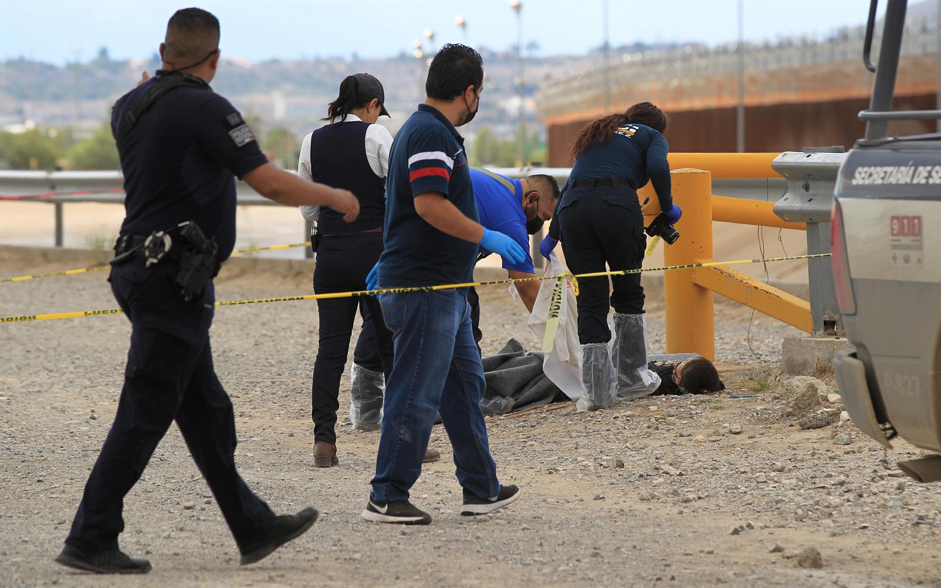 Trabajadores de servicios periciales y del equipo de Bomberos, rescatan hoy el cuerpo de una niña migrante en las orillas de rio bravo en Ciudad Juárez, Chihuahua (México). EFE/Luis Torres
