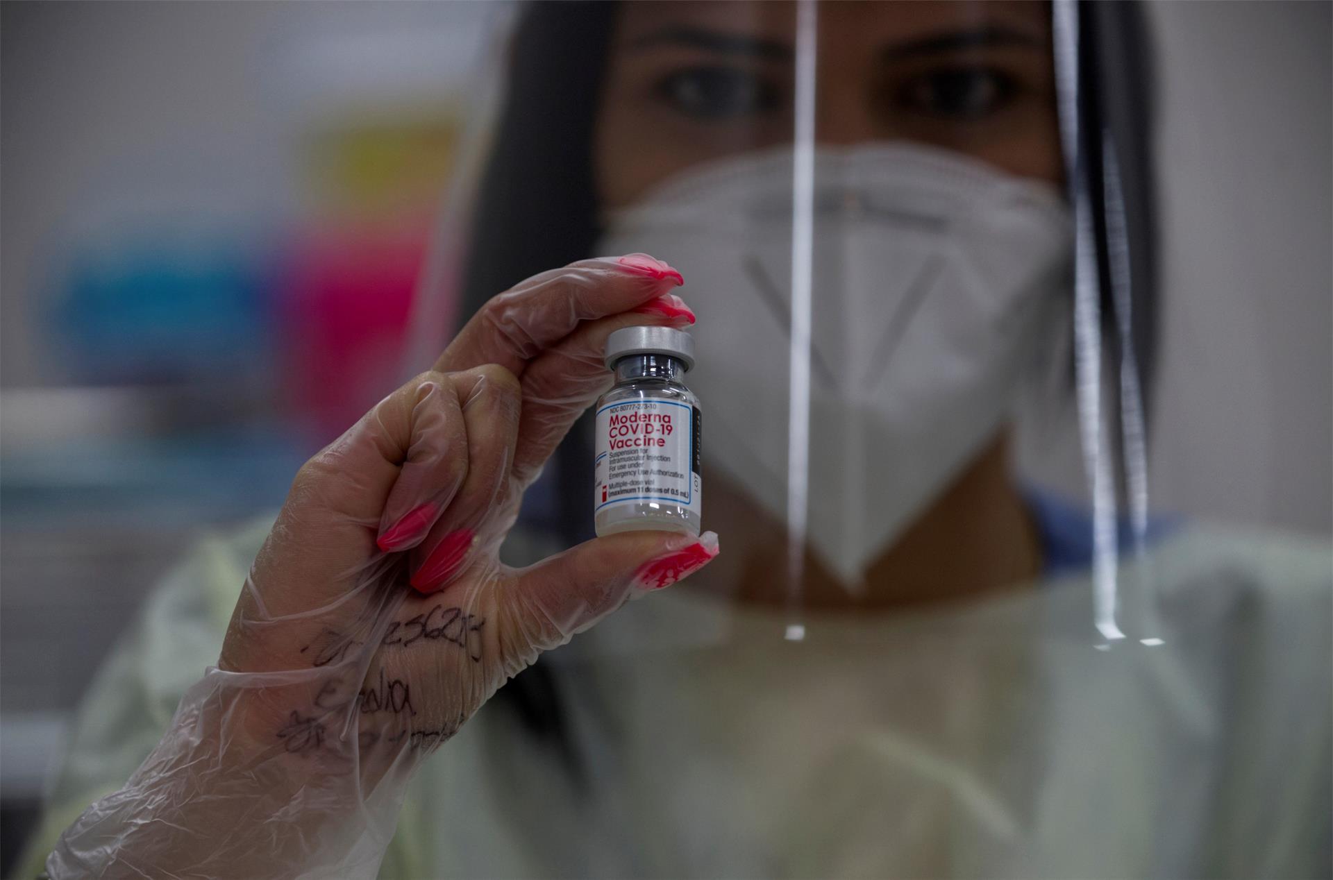 Fotografía de archivo de una enfermera que prepara una dosis de la vacuna de Moderna contra la covid-19, en la Plaza de las Américas en San Juan (Puerto Rico). EFE/Thais Llorca
