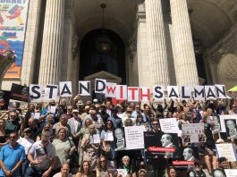 Asistentes posan con letreros durante un evento donde escritores se reunieron para leer las obras de Salman Rushdie, hoy en Nueva York (EE. UU). EFE/ Javier Otazu
