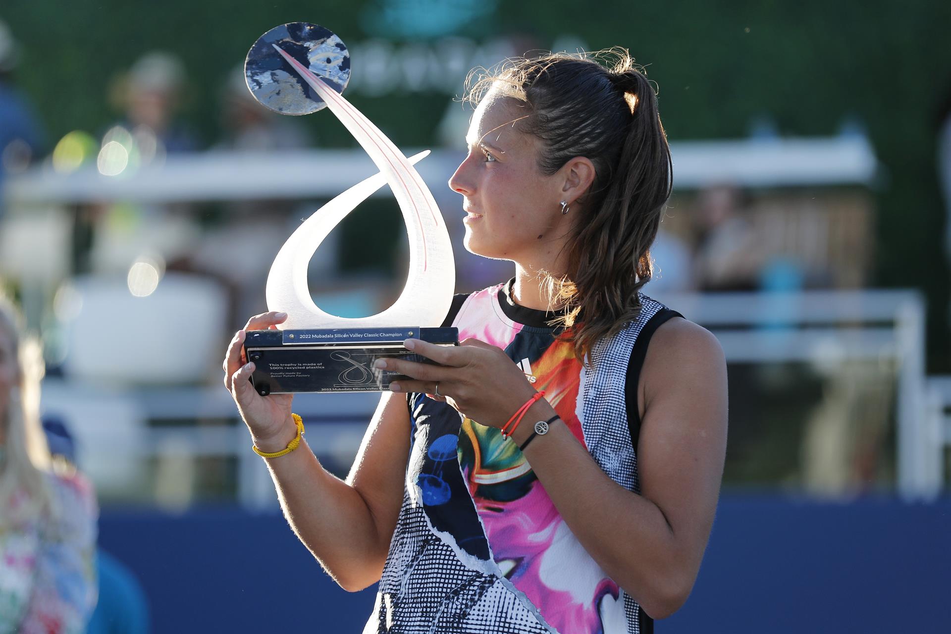 Daria Kasatkina de Rusia posa con el trofeo tras vencer a Shelby Rogers de Estados Unidos durante la final del torneo WTA 500 de San José, este 7 de agosto de 2022. EFE/EPA/John G. Mabanglo
