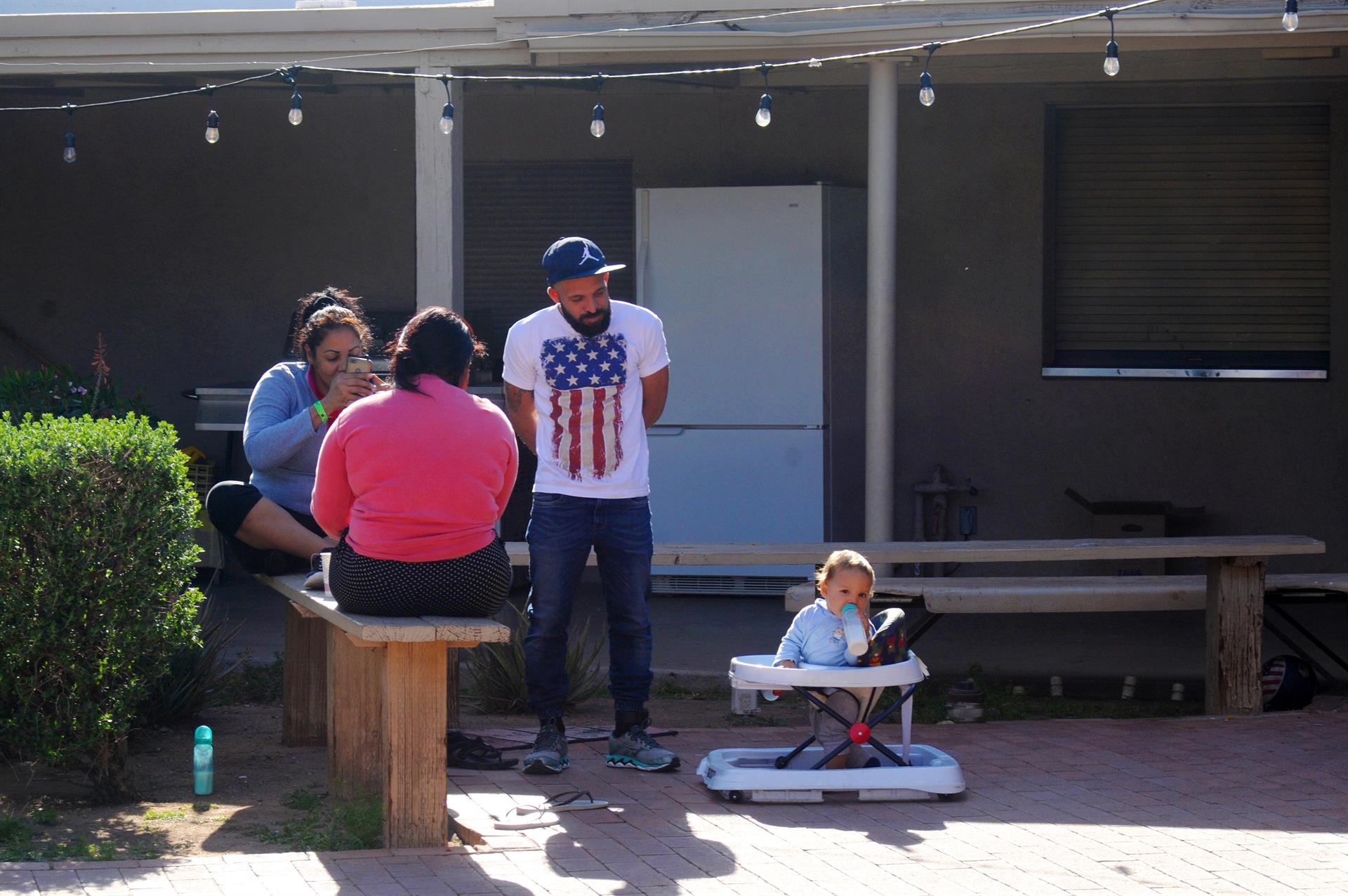 Fotografía de archivo donde aparecen unos inmigrantes rescatados de las calles mientras conversan en el patio de la iglesia Monte Vista en Phoenix, Arizona. Imagen de archivo. EFE/Beatriz Limón
