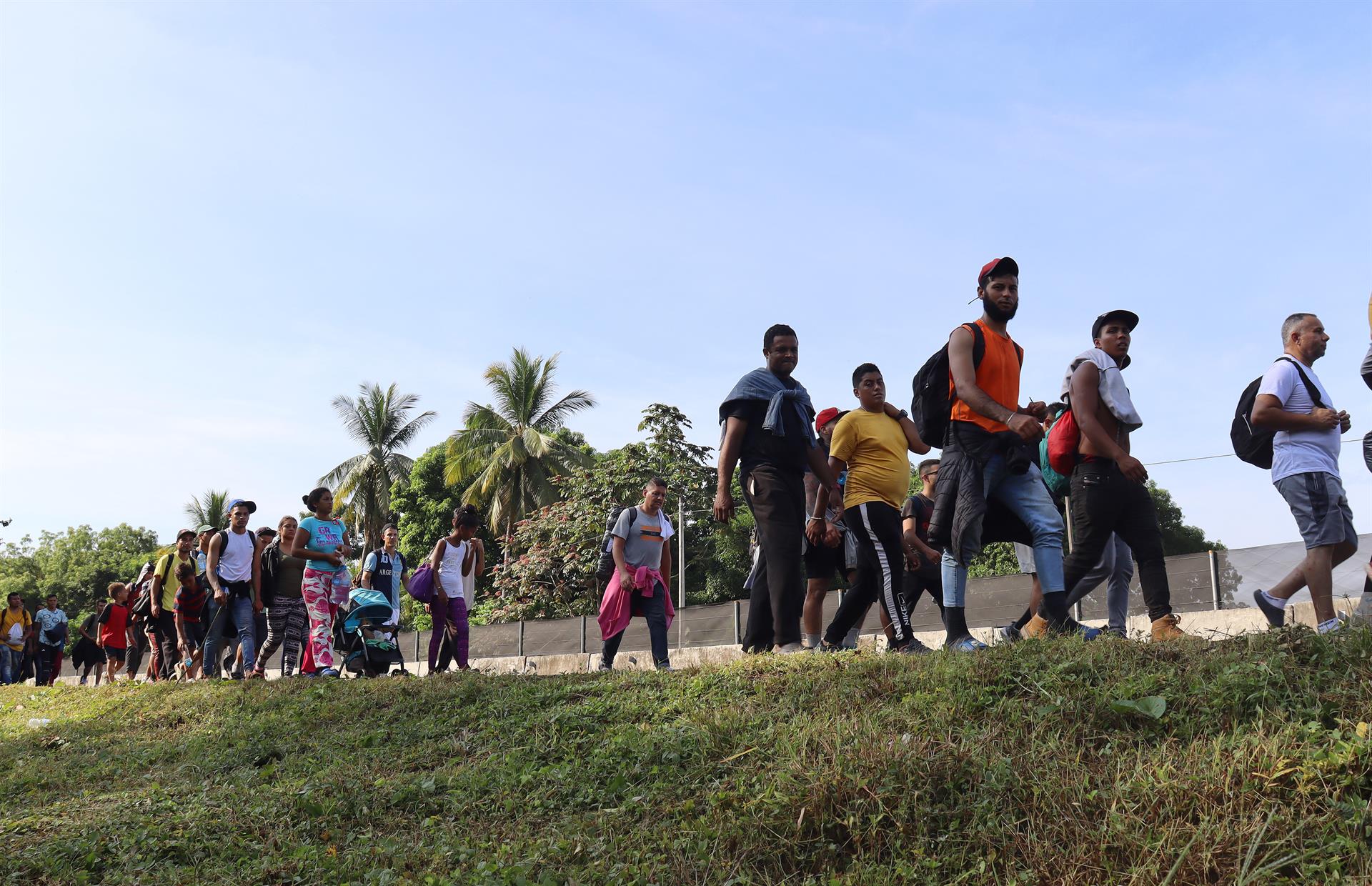 Migrantes salen hoy en caravana de la ciudad de Tapachula, en el estado de Chipas (México). EFE/Juan Manuel Blanco
