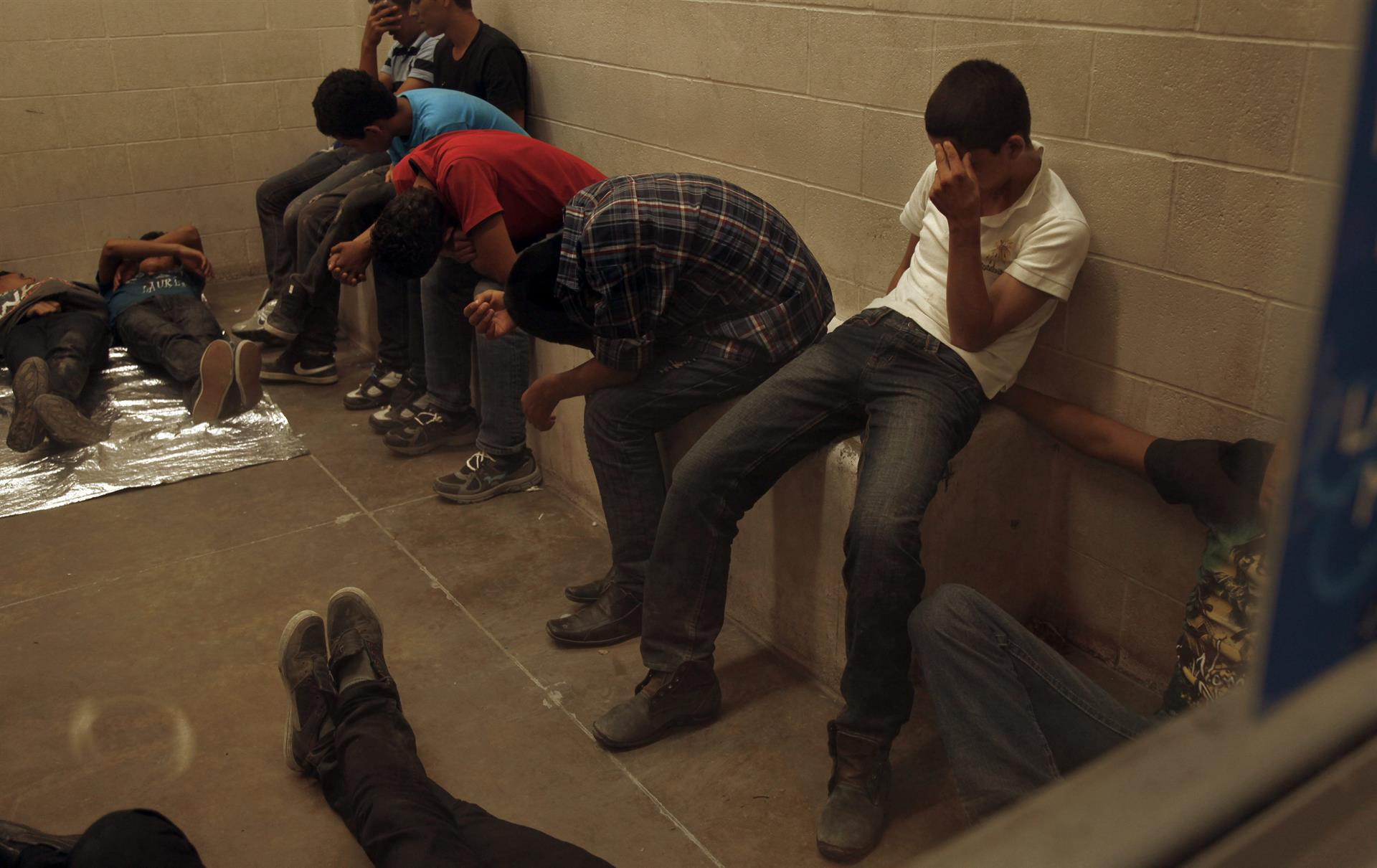 Vista de inmigrantes que han cruzado ilegalmente la frontera, detenidos para ser procesados. Imagen de archivo. EFE/Rick Loomis / POOL
